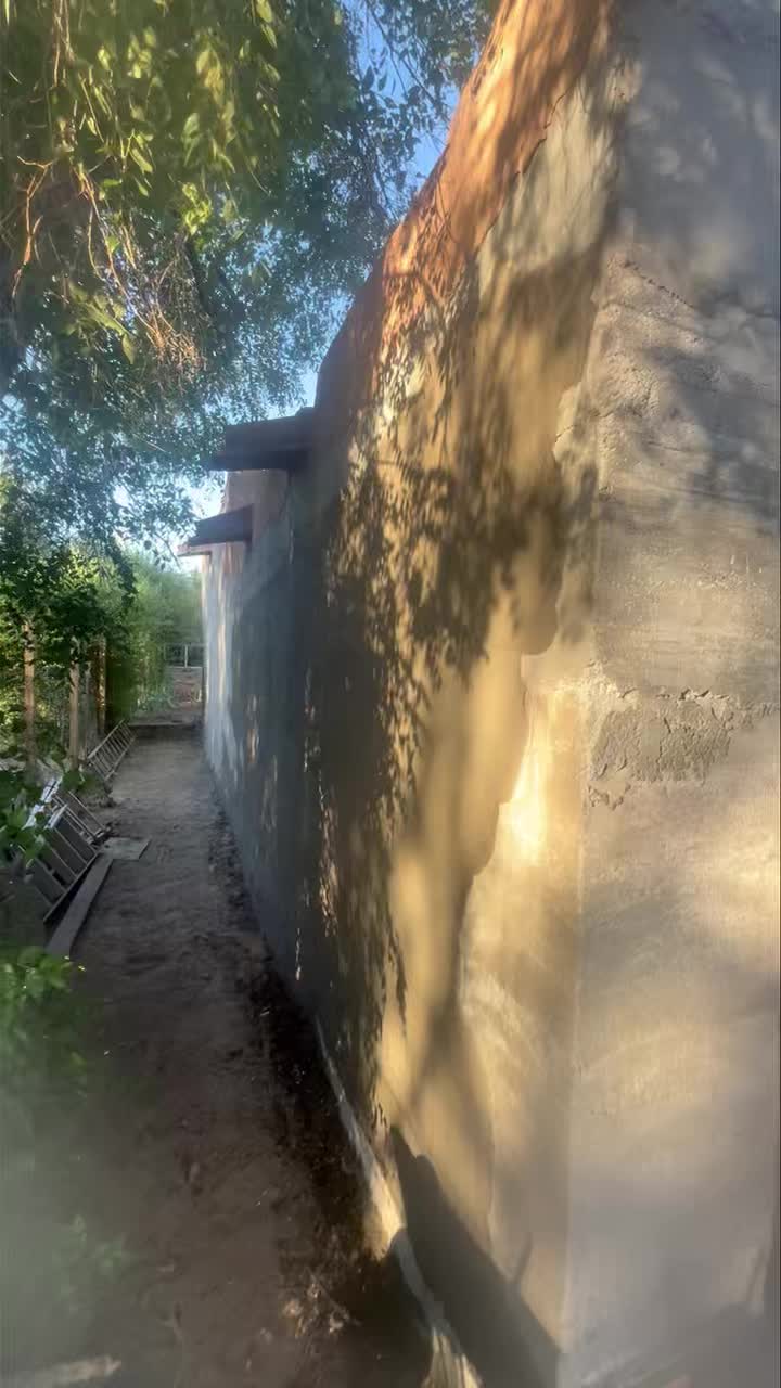 35 degrés
J’ai enduit ce mur en une journée!
95 degrees
I plastered this wall in a single day!
The perfect music to go with it:
Highway to Hell!
8 PM: we’re sprawled out on the floor, and Hopi is just as tired as I am from watching me work 🥵
La musique va bien avec :
Highway too hell !
8 pm on est affallé par terre et Hopi est aussi fatiguée que moi à force de me regarder bosser 🥵