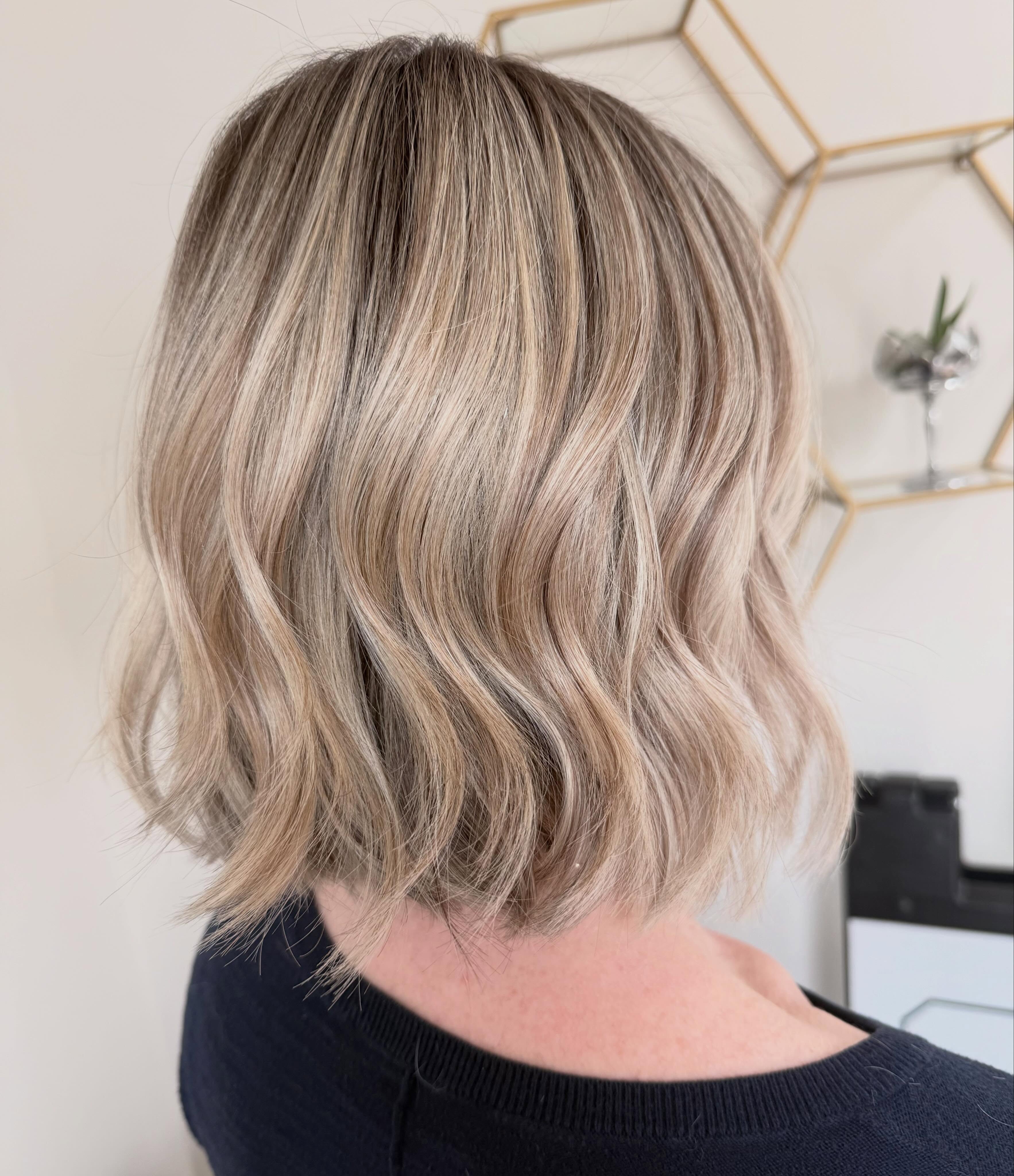 Depth & Ribbons
.
Beautiful bright blonde with just the right amount of dimension, created by Marylynn! @hair_by_marylynn
.
.
.
.
.
#guilfordct #guilfordcthairsalon #guilfordcthairstylist #cthairsalon #ctshorelinehairsalon