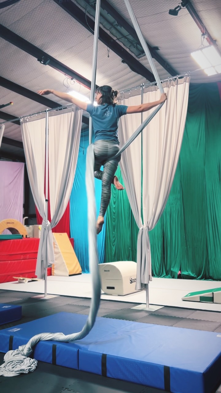 Another day, another spinny thing 🙃
#aerialspins #youspinmerightround #hipkey