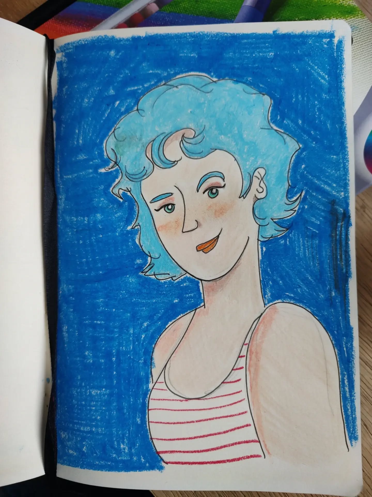 Recentemente iniciei um exercício:
de desenhar sem apagar as linhas do lápis,
de contornar sem se preocupar se vai seguir o lápis bem certinho,
de pintar usando pastel oleoso, tipo um giz de cera bombado na cor e sem ponta fina, que liberta o desenho numa rusticidade que eu nem imaginava.
Enfim, vejo meus desenhos mudando, se libertando de amarras que a gente mesmo coloca no papel, encontrando expressões que eu nao imaginei fazer quando comecei.
To adorando. 🩷