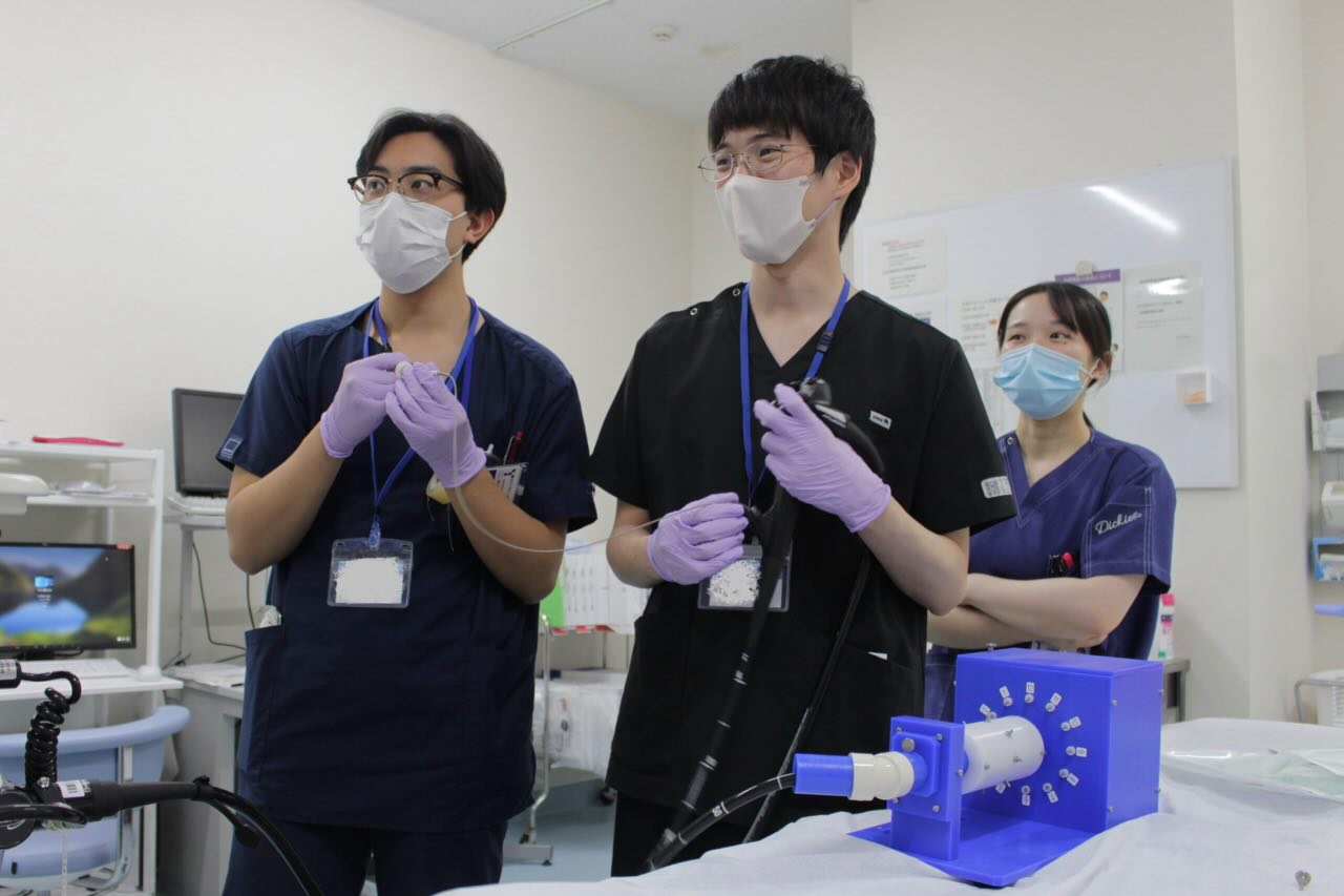 .
【ハンズオンセミナー】
6月13日に研修医向け消化器内科ハンズオンセミナーを開催しました🩺
上下部内視鏡モデルや腹部エコーをはじめ、ERCPモデルやVRでの食道ESD体験なども用意!
山梨県内が研修中の先生以外にも、県外からの先生にも参加いただきました!
消化器内科の手技は初めての方でもじっくりと体験していただき、みなさんとても上達していました! 🍀
体験後には土屋教授より医局説明会も実施、医局員の日常や、医局としての取り組みも紹介させていただきました📚
またハンズオンの後は納涼会も開催!
ワイナリーSADOYAにて食事をしながら、医局員・研修医のみなさんと交流を深めました🍷
消化器内科では研修医・学生向けの講習会を開催しております。
今回参加できなかったみなさんも次