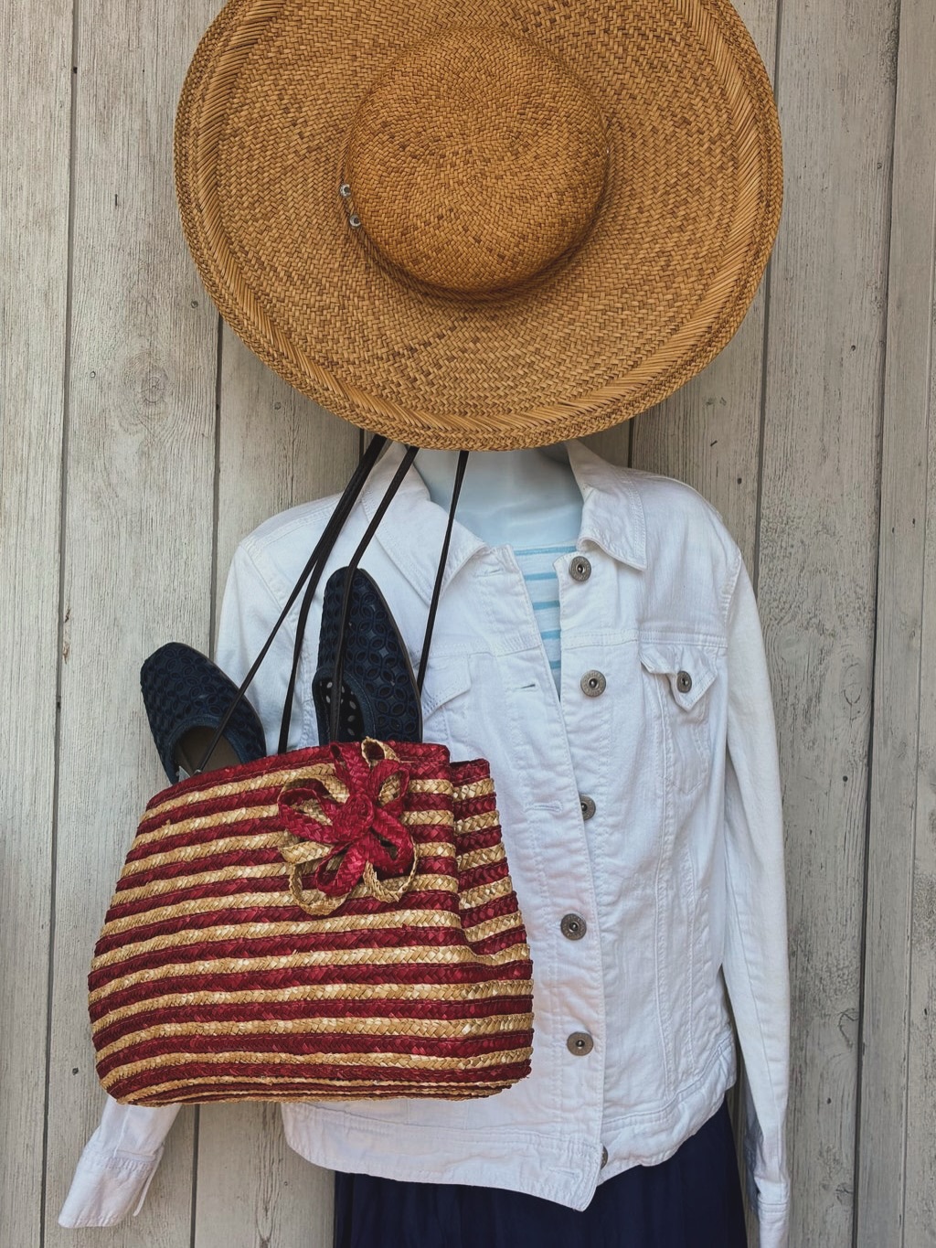 Easy breezy on this Saturday 🌊 Stop by to see some new pieces we just got in.
.
.
.
#blackcrowgallerycc
#capecodartgallery
#capecodartists
#womanownedbusiness
#eastsandwichma