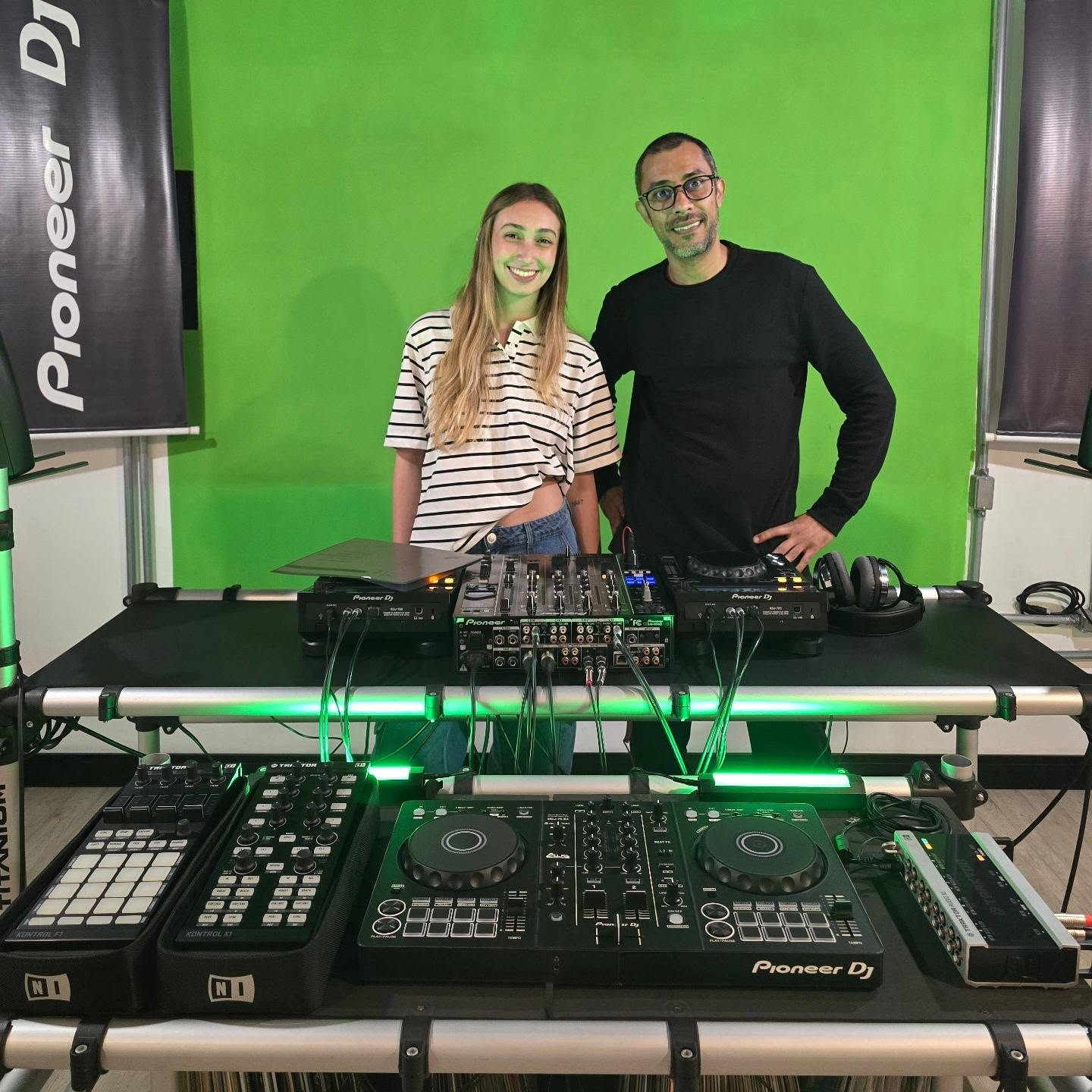 ::FORMAÇÃO DJ:: Hoje concluindo as 20 horas de aula particular no curso de discotecagem.
Parabéns Alexia pela dedicação e ótimo desempenho durante o curso 👊
Curso de DJ?
VemProIME 😎
#pioneerdj #djs #rekordbox #djlife ##institutoime