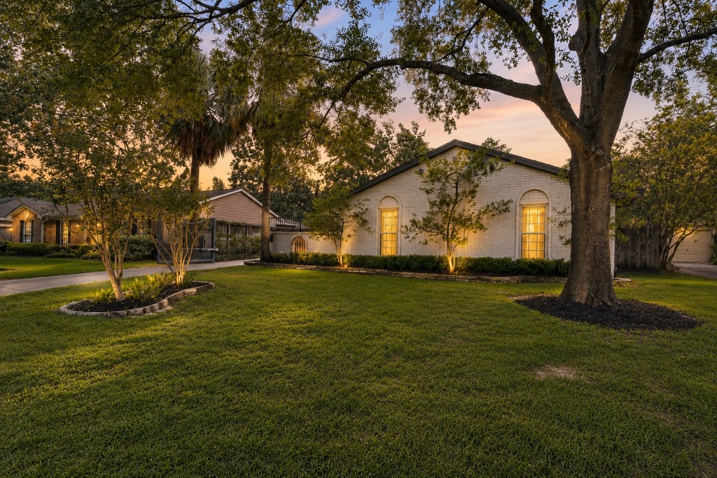 ▪️OFF MARKET IN MEMORIAL WEST▪️ This picture perfect 3 bedroom home zoned to highly desired Wilchester Elementary 🏫 is situated on a stunning tree lined street in one of the most popular neighborhoods in Houston! 💥
Enjoy fully updated kitchen & bathrooms, three bedrooms PLUS a flex space perfect for a home office or playroom, recent custom paint & crown moulding, an expansive backyard with a covered pergola & a putting green - all UNDER $800k!
Young couples, empty nesters, & families alike love this area for access to family friendly amenities, a deep sense of community & excellent Spring Branch ISD schools.
Available exclusively off market this week, reach out to schedule a private tour! ✨
#wilchester #nottinghamwest #memorialwest #houstonhomesforsale #houstonlistings