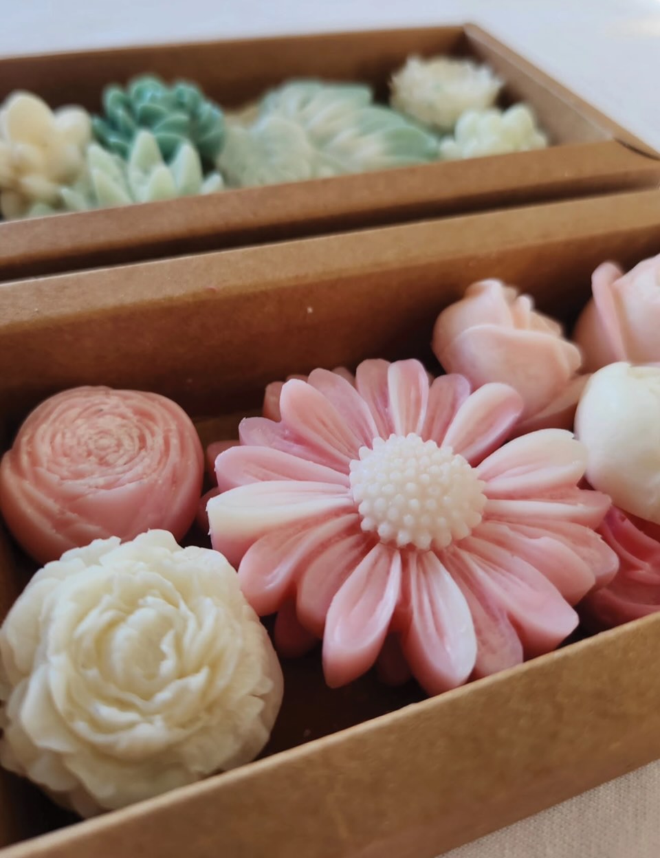 We’re excited to share something new in our Gallery ✨
We are now stocking these beautiful wax melts from @threesonscollective , and we are absolutely in love with them.
Not only do they smell amazing (with a range of gorgeous fragrances to choose from), they are also beautifully presented and make such lovely gifts.
Available:
• Small & large gift boxes
• Potted bouquets
• Boxed peonies
• Wax burners
They are simply adorable and would make the perfect treat for yourself or someone special 💛