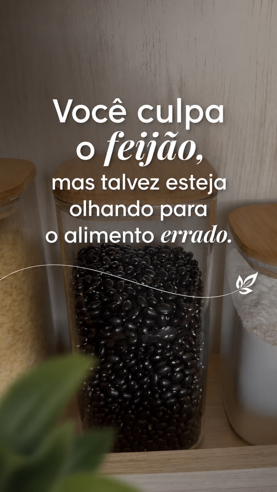 Nem sempre o feijão é o grande responsável pelos seus gases. 🫘
🧄 🧅 O tempero de alho e cebola também pode contribuir bastante para a fermentação intestinal e para aquela sensação de barriga estufada.
Além deles, alimentos como lentilha, grão-de-bico, ervilha, brócolis, couve-flor e repolho também possuem carboidratos fermentáveis que podem aumentar a produção de gases em pessoas mais sensíveis.
Mas atenção: nem todo gás intestinal vem desses alimentos.
Muitas vezes o problema está relacionado ao excesso de FODMAPs na alimentação, constipação, Síndrome do Intestino Irritável (SII) ou alterações da microbiota intestinal.
Por isso, antes de cortar o feijão da dieta, vale a pena investigar a verdadeira causa do desconforto. 😉
💬 Comenta EU QUERO que eu te envio uma dica que pode ajudar a reduzir os gases após as refeições.
#conexaonutris #distensaoabdominal #emagrecimento #mulheresempreendedoras #mulherquesecuida