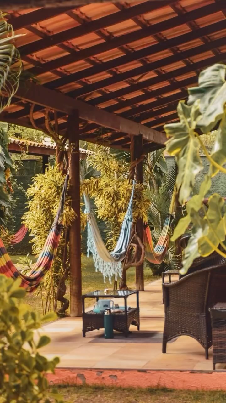Alguns dos nossos lugares favoritos 😻
O cantinho do café da manhã.
A varanda para começar o dia sem pressa.
O jardim onde nascem novas amizades.
O lounge de frente para o mar.
E aquele pôr do sol que nunca parece igual ao do dia anterior.
No fim, não são apenas lugares.
São os momentos, as conversas e as memórias que acontecem neles que fazem tudo especial.
Meeting Point. Onde mora o vento.
E você? Qual seria o seu lugar favorito por aqui?