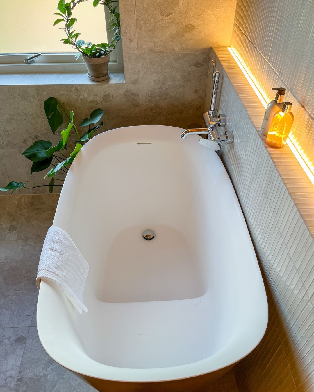 Lekkert bad i Asker. Her har vi lagt ledlist i nisjen ved badekaret slik at man kan få et fint slepelys på veggen her, spesielt hyggelig når øvrig lys er dempet og man slapper av i badekaret 🛀 💗