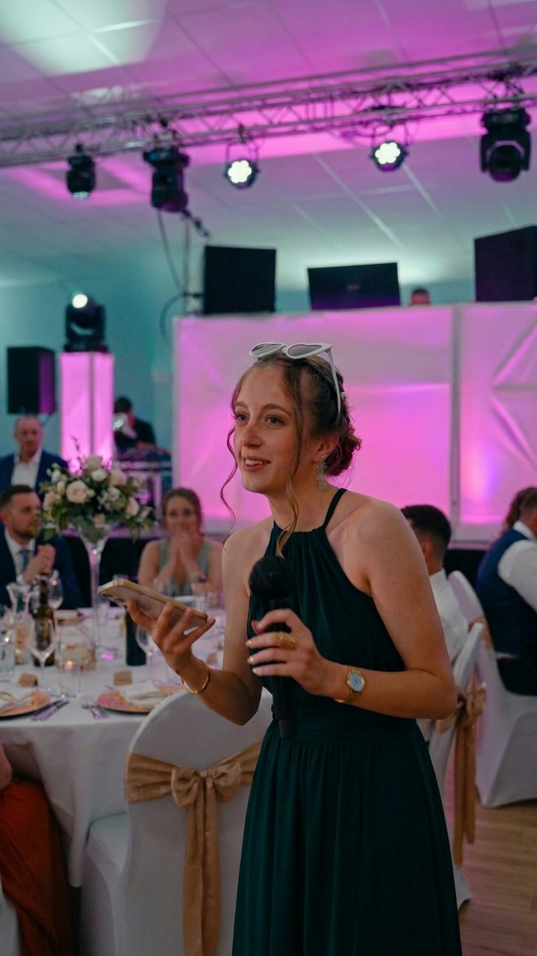 Beaucoup d’émotion lors du mariage d’Amandine & François. 🫶🏼
Leur fille, Emma, a pris la parole pour lire un discours à ses parents — un moment élégant, sincère, profondément touchant.
C’est pour ces instants uniques qu’un vidéaste de mariage a toute sa place. Des mots, des regards, des émotions qui ne se vivront qu’une seule fois.📹
Un film de mariage n’est pas seulement une suite d’images.
Je le dis à tous mes futurs mariés : c’est un héritage familial.
#wedding #weddingday #futursmariés #famille #discours