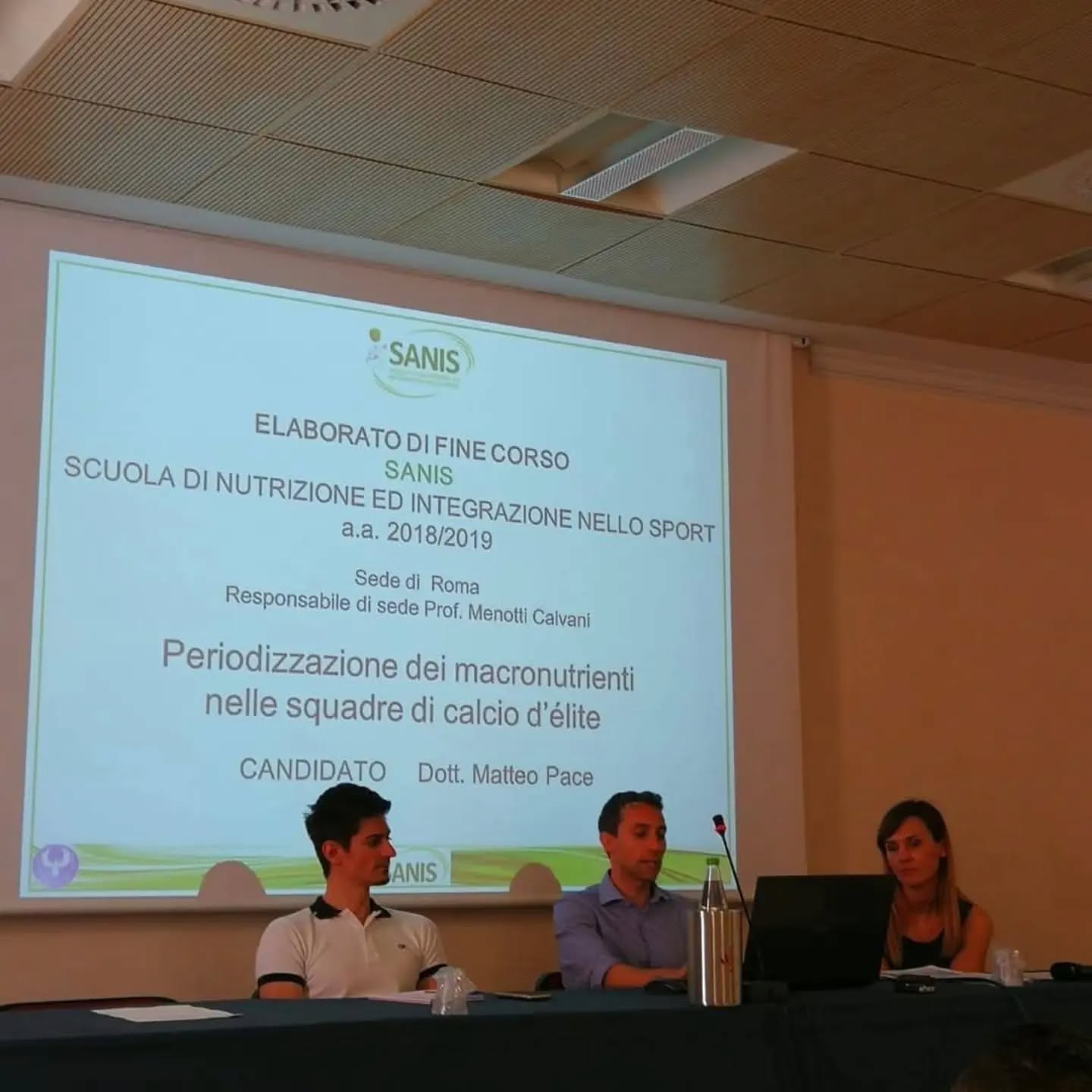 Come passa il tempo...
Facebook oggi mi ha ricordato queste foto del 2019.
Era il giorno della discussione della mia tesi al @scuola.sanis , dedicata alla periodizzazione dei macronutrienti nelle squadre di calcio d’élite.
Guardando queste immagini oggi non posso fare a meno di pensare a quanta strada è stata fatta da allora.
In quel momento studiavo e cercavo di costruire competenze che un giorno speravo di poter mettere in pratica nel mondo del calcio professionistico. Oggi, ripensando al percorso che mi ha portato a lavorare con il Potenza Calcio, mi rendo conto di quanto quel periodo sia stato importante.
Il SANIS mi ha dato molto, ma soprattutto mi ha permesso di incontrare persone che hanno lasciato un segno nella mia crescita professionale.
Ringrazierò sempre il Prof. Menotti Calvani, una vera istituzione della nutrizione italiana, da cui ho avuto la fortuna di imparare tanto.
E un pensiero anche a Natale Gentile, Fabrizio Spataro e Fabio Buzzanca, che allora erano tra i docenti del corso e che oggi ho il piacere di considerare colleghi che stimo profondamente. Ma ho avuto anche la possibilità di conoscere persone speciali come il mio amico e collega @dr_stefano_gallo con il quale ho condiviso l'intero corso..
A volte guardiamo sempre avanti, verso il prossimo obiettivo, senza renderci conto di quanto sia importante fermarsi un attimo e osservare il percorso fatto.
Queste foto mi hanno ricordato che i risultati non arrivano all'improvviso: nascono dallo studio, dalla passione, dalla curiosità e dalle persone che incontri lungo il cammino.
E per questo sarò sempre grato.
⚽📚❤️
