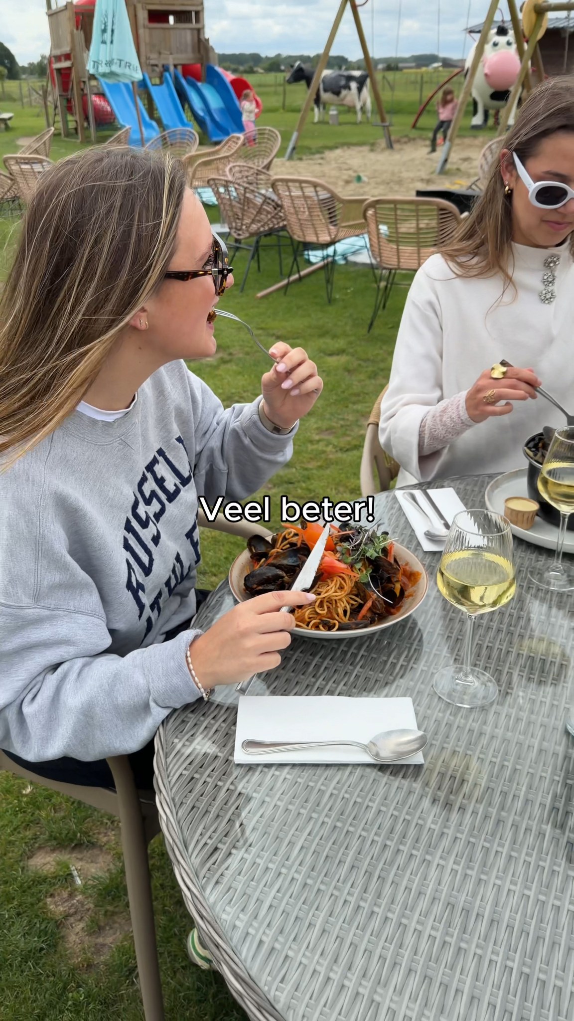Wacht even… 👀
Zo, dat is beter. 💛
Want een tafel is pas compleet als er lekker eten én fijne mensen rond zitten. 🍽️