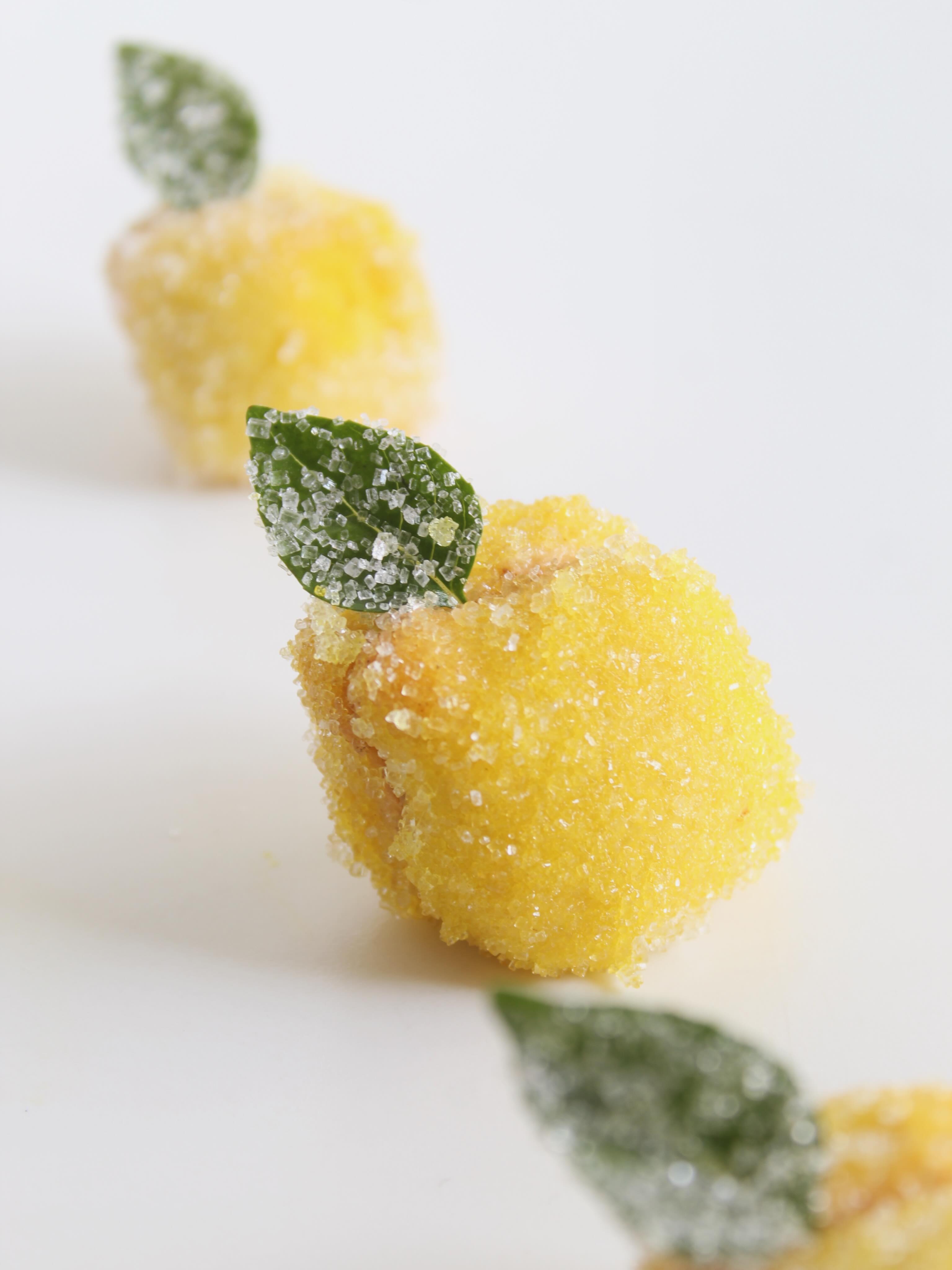 LIMONI 🍋
Nossos biscoitos macios de amêndoas recheados com curd de limão siciliano e decorados com uma folha de manjericão cristalizado nos fazem viajar para o verão italiano em uma só mordida! Sento profumo di mare!
Disponível em nosso menu para eventos e ocasiões especiais | toque no link na bio para mais informações