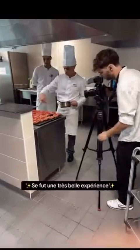 🔔✨Clap de fin du projet !
Ce fut une expérience pleine d’enthousiasme et de créativité, les élèves de l’école hôtelière de Nice ont développé des compétences personnelles et professionnelles avec une très belle cohésion d’équipe du début à la fin. Nous avons eu l’honneur d’accueillir France 3 TV et nous tenons à les remercier. Ce projet aura permis de nourrir plus de 50 personnes. Merci à la Fondation de Nice pour leur confiance, merci à chaque élève de cette classe pour avoir illuminé les yeux et les papilles de ces personnes. Mais aussi merci aux professeurs d’encadrement : Mme Lecomte, M. Olivier, M. Dal Farra et M. Brunet✨