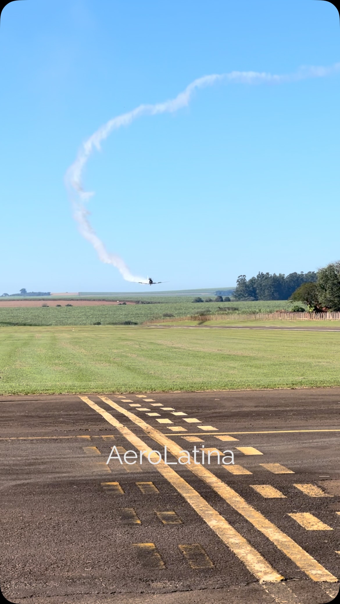 Lindo rasante da aeronave NA T-6G Texan do Bazaia Aerobatic Team durante o AeroFest na cidade de Leme-SP.
#aviation #aviationlovers #reels #avgeek