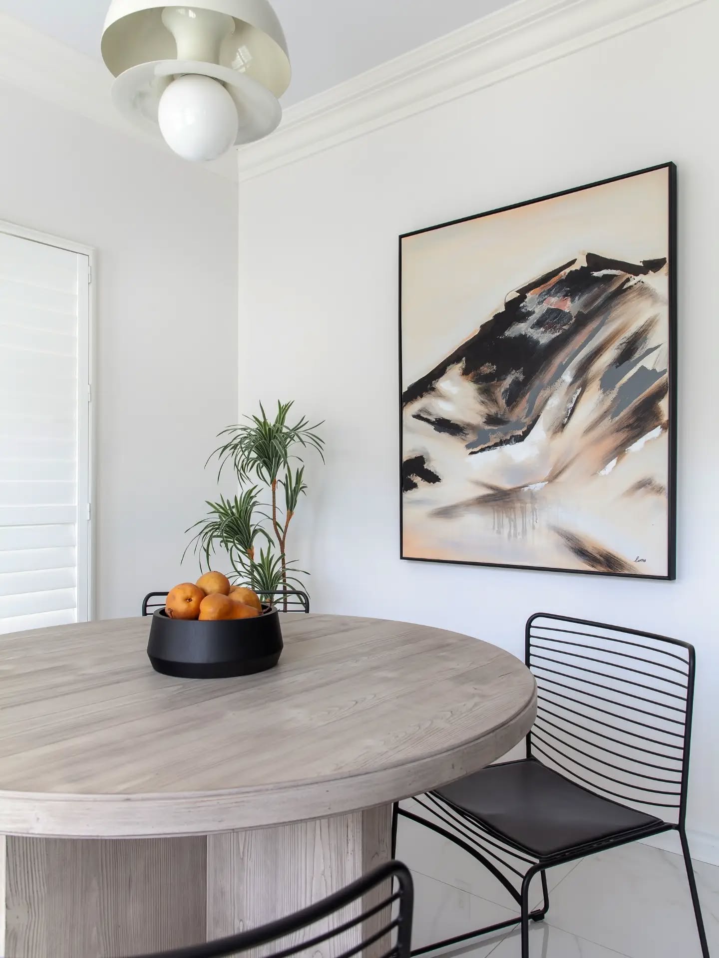 Kitchen dining set up at #aloeprojectpear is often considered simple, but simple often is not equivalent to budget friendly. Less items in the space requires more effort and intention when selecting each piece. Every component need to interesting enough on their own but also work in harmony together.
-
#urbaninterior #kitchendining #eatinkitchen #kitchenstyling