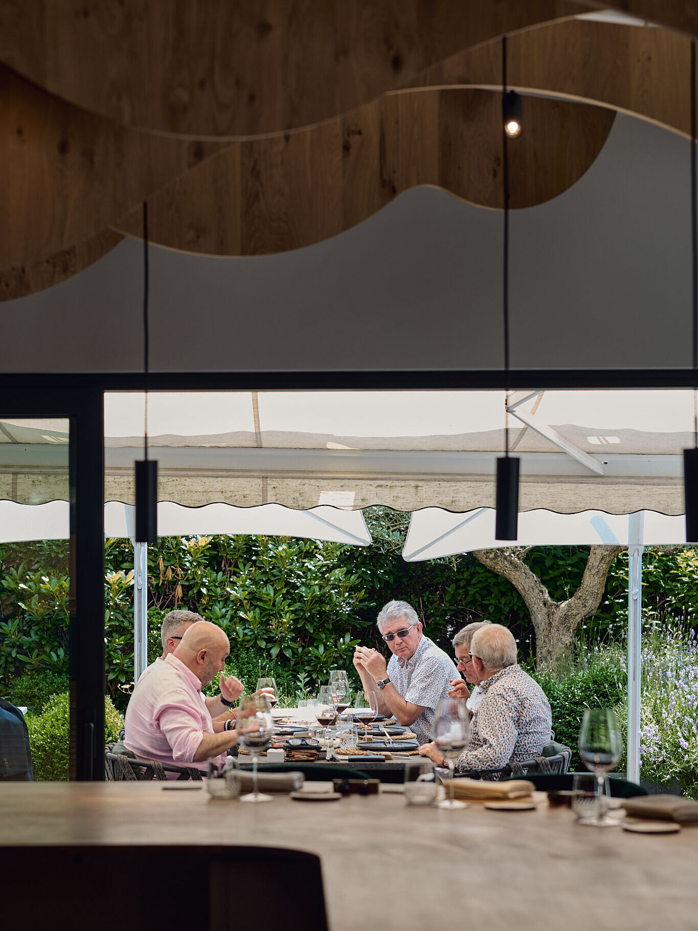 Annulation de dernière minute : une table de 4 se libère pour ce soir. Table Complète ou en deux duos, à vous de voir. Et côté terrasse, elle reste ouverte tant que le temps le permet.
____
Last-minute annulering : een tafel voor 4 komt vrij voor vanavond. Volledig of als twee duo's, aan u de keuze. En het terras blijft open zolang de hemel het toelaat.
____
Last-minute cancellation : a table for 4 just opened up for tonight. Full table or split into two duos, your call. And the terrace stays open as long as the weather allows.
Menssa by @christophe.hardiquest
💻 www.menssa.be
✉️ restaurant@menssa.be
☎️ +32 2 346.66.15
📍 Avenue de Tervueren 453, 1150 Bruxelles
📸 @anthonyflorio
@enguerrand_moura @nico.beaudey @dessartjulie @madison_mtn @elliot.deconinck
