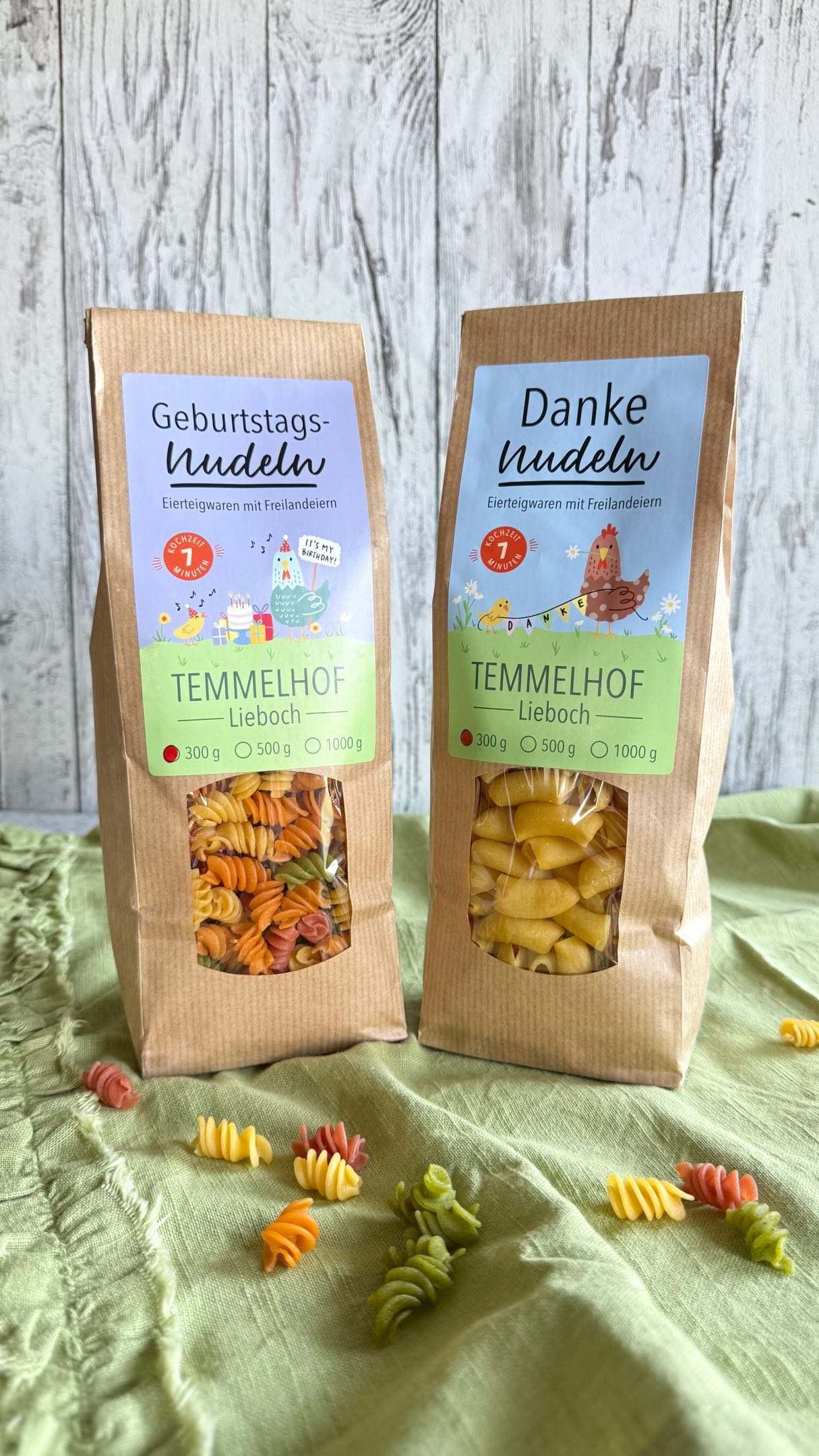 Es gibt neue Anlass-Nudelverpackungen beim @_temmelhof_ wie immer von mir handillustriert und gestaltet 😃
Um Danke 💐 zu sagen und zum Geburtstag 🎂.
Und das Beste ist, du kannst jede Nudelsorte in die Verpackung füllen lassen, die du möchtest!
Standardmäßig sind die bunten Nudeln abgepackt.
Wäre ja mal ein anderes Geschenk für Familie, Freunde, Kollegen…
Wie gefallen sie euch? Schreibt uns gerne euren Eindruck in die Kommentare 💗.
#verpackungsdesign #temmelhof #handdrawn #HumanMade #cornlandart