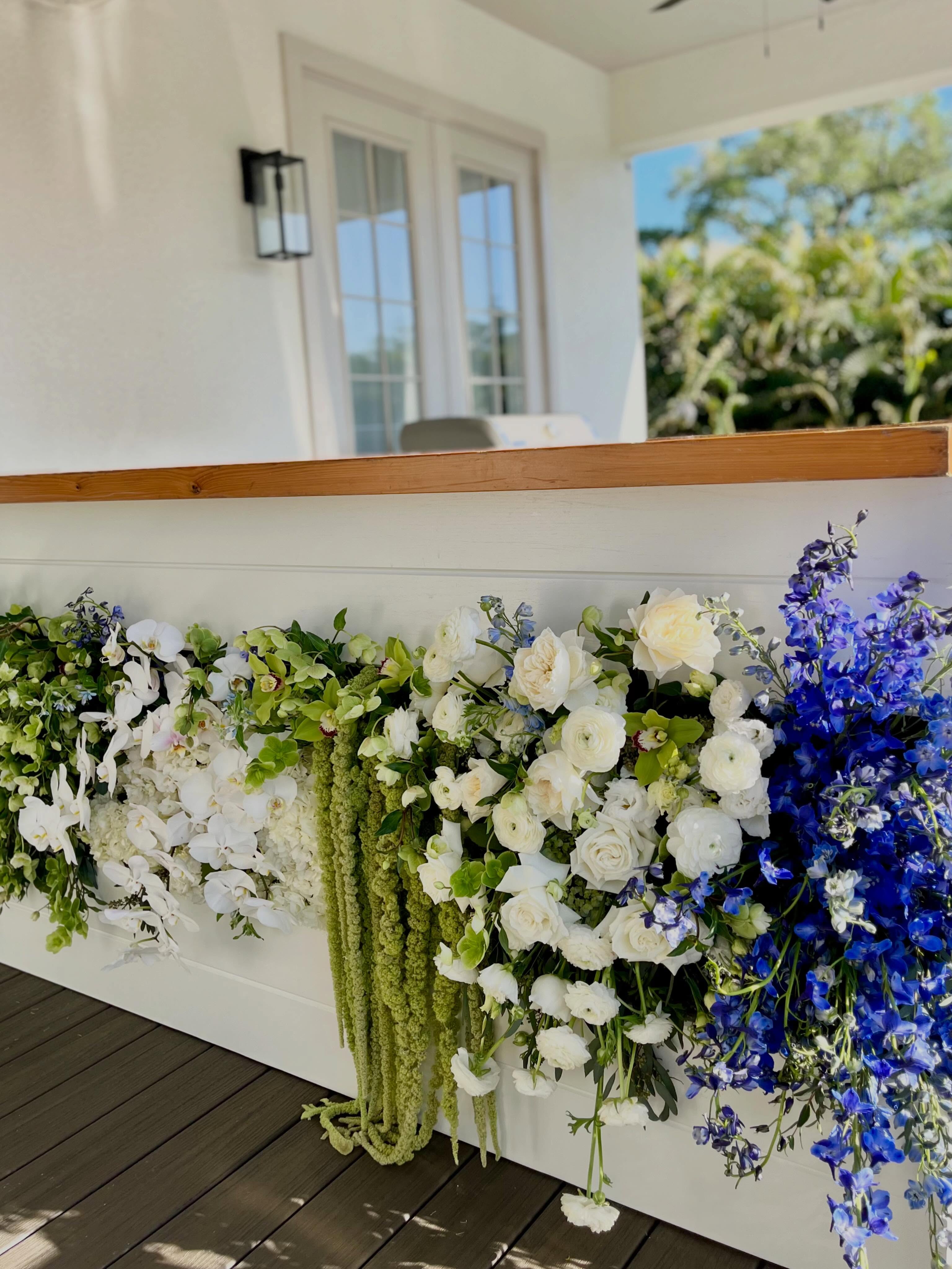 Love seeing the Coastal Botanical Bar in its floral glory!
Florist: @benevaflowers