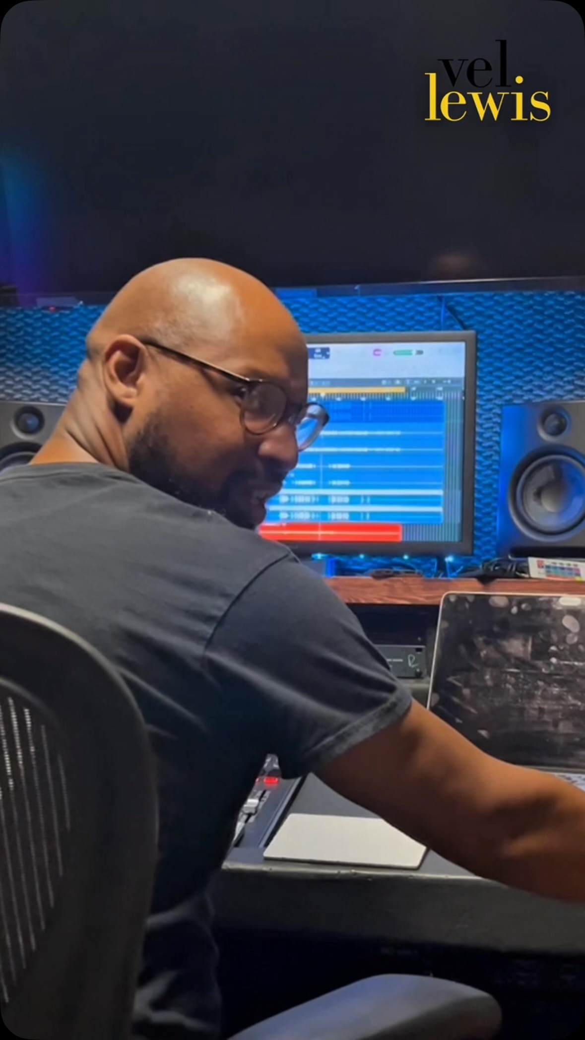 Lining up “Smoovee” music tracks during pre-production session with Quincy Cole of Wayne Street Live Studios, Houston TX 🎶
Stream and download Smoovee now — available on all digital platforms.
Follow Vel Lewis Music for more!
#VelLewisMusic #Smoovee #jazz #hammondorgan #studio