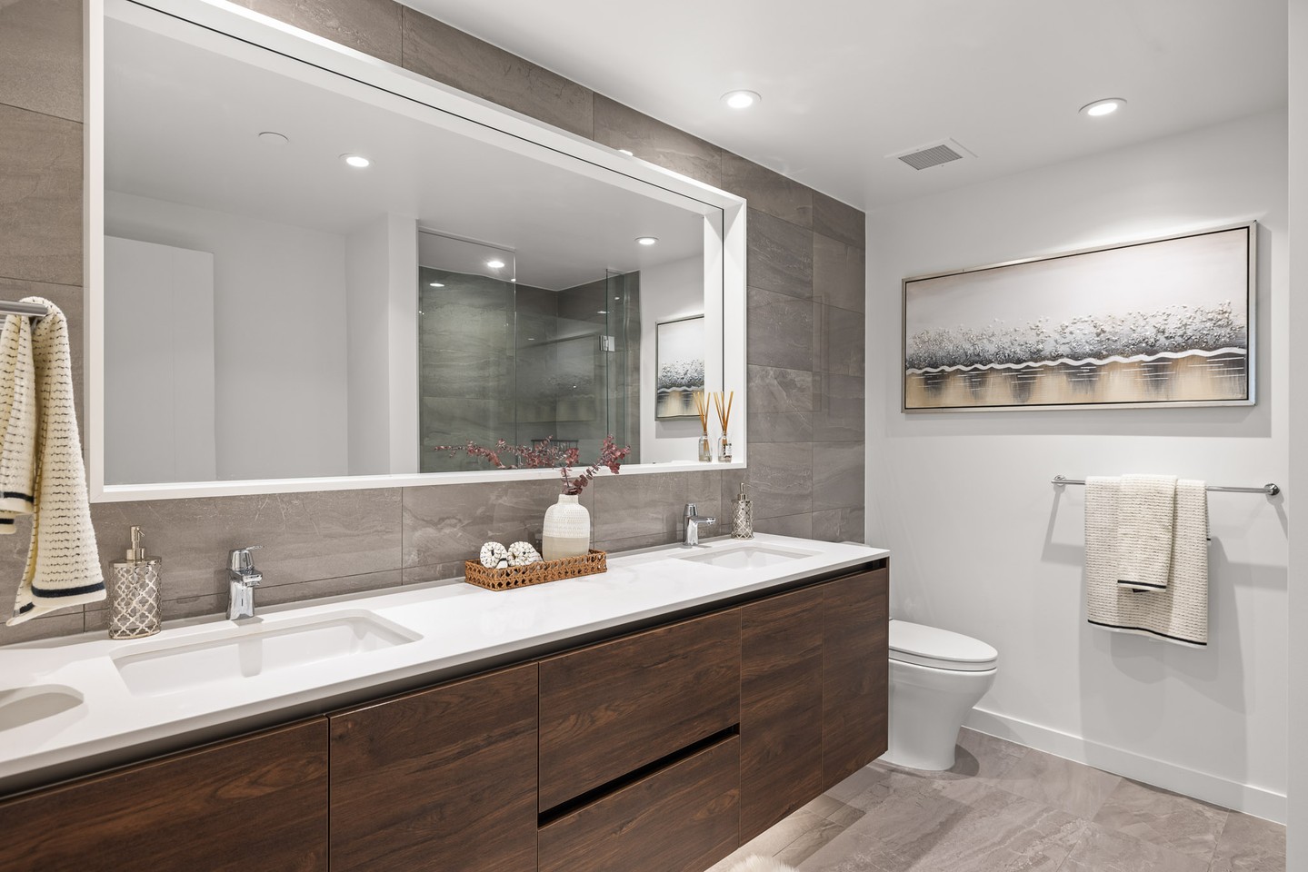 Thoughtful design. Timeless finishes. Beautiful natural light.
Bathrooms like this are more than functional spaces, they're a feature worth highlighting.
A pleasure to photograph this stunning home.Listing Realtor @briarhillgroup @realtyteacher_remax_victoria @sean.p.victoria
#yyjrealestate #yyj #yyjrealtor #yyjrealtors #luxurylisting