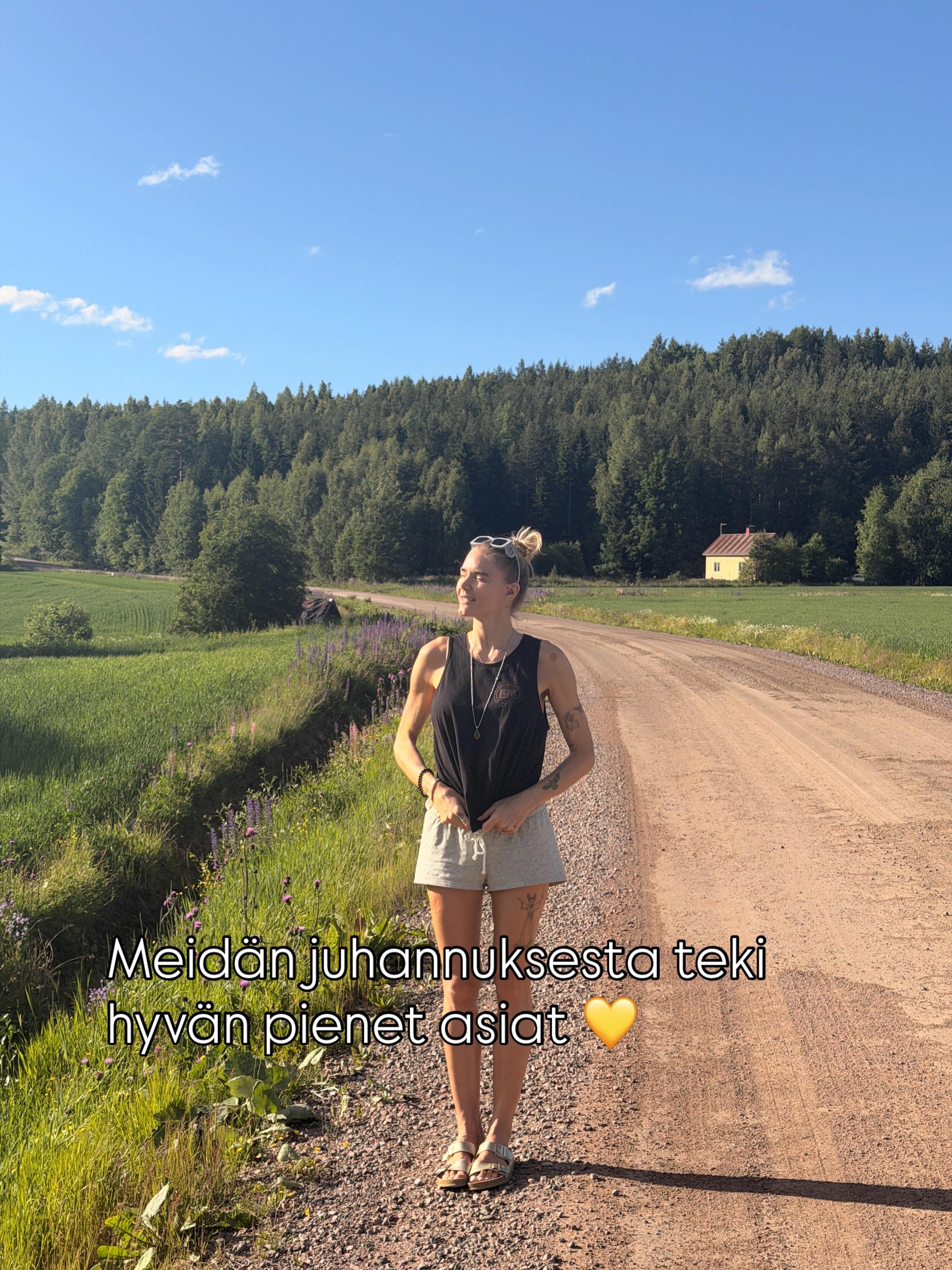Meidän juhannuksesta teki hyvän pienet asiat 💛 ja saatiin kaivattua lepoa sekä yhdessä oloa perheenä. 🙏 En tiedä kuvittelinko, mut ehkä silmäpussit vähän pieneni. 😂
Tuttu mantra varmasti monelle, mut ilo ja rakkaus on yllättävän lähellä. 😍 Oltiin Murun kanssa yhdessä samoilla linjoilla, et ei pingoteta mihinkään juhannuksena. Ja se oli kyllä niin oikea päätös monintavoin. 💕
Miten teidän juhannus meni? ☀️ Sä voit kommentoida nyt myös kuvalla!!! Jihhuu uudelle toiminnolle insta. 🙌
*Biksut pr-lahja @alusasuliikesiro
*Sandaalit pr-lahja @shangies_by_stilov
#juhannus #kesä #karkkila