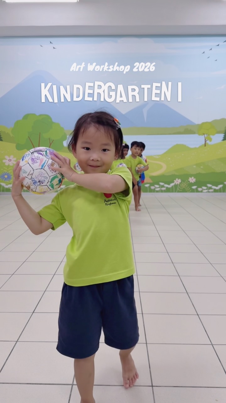 𝗔𝗿𝘁 𝗪𝗼𝗿𝗸𝘀𝗵𝗼𝗽 𝟮𝟬𝟮𝟲: 𝗔 𝗕𝗮𝗹𝗹 𝗼𝗳 𝗧𝗵𝗲𝗶𝗿 𝗢𝘄𝗻 ⚽🎨 — Kindergarten 1 Edition
Our K1 children proudly ran forward to present their soccer ball creations before kicking off with confidence!
Through this workshop, the children explored self-expression while creating something they can continue to enjoy through active play.
Look at our balls… ready, set, kick! ⚽✨
#ApplelandPlayhouse #ArtWorkshop #BallPlay #sgmummy #sgpreschool