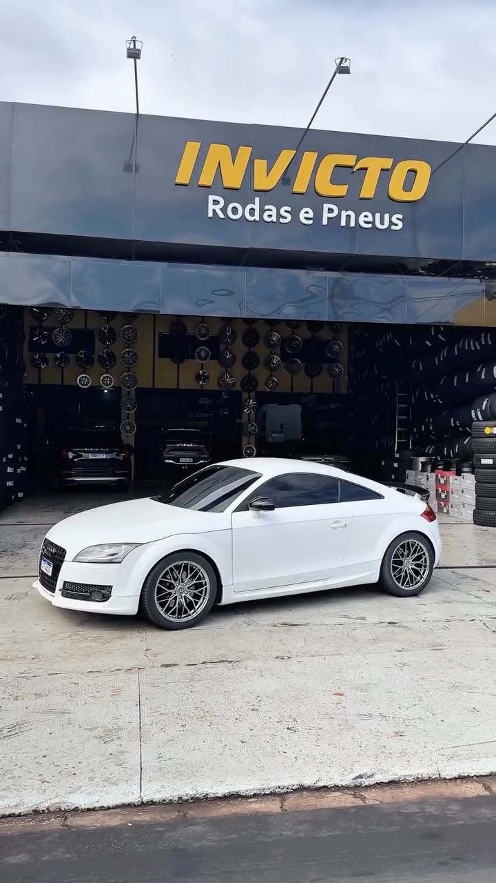 AUDI TT 2.0 TFSI
🛞 Pneu Kumho Ecsta PS71
• Medida: 245/40 ZR18
• Índice: 97Y XL
• Etiqueta: E/B (73 dB)
➡️ Excelente aderência, estabilidade e performance para uma condução esportiva e segura.
🛞 Roda Importada IVR-004 Chrome Silver
• Medida: 18x8,0
• Furação: 5x112
• Offset (ET): 35
• Cubo (CB): 66,56 mm
➡️ Acabamento Chrome Silver que entrega elegância, esportividade e presença marcante ao Audi TT.
🔧 Serviços Realizados
• Alinhamento
• Balanceamento
✨ Um conjunto que combina estilo, performance e personalidade para destacar ainda mais este ícone da Audi.
📍 Invicto Rodas e Pneu
📞 (16) 3771-2800
🙏 “Deus transforma esforço em conquista e sonhos em realidade.”
#InvictoRodasEPneu #AudiTT #AudiTTS #Audi #Kumho EcstaPS71 Rodas18 EuroStyle
