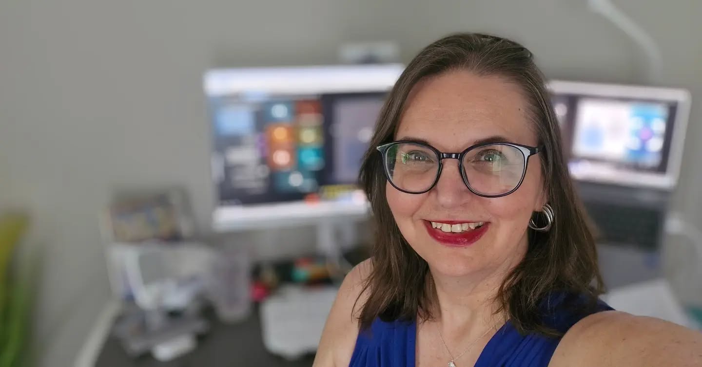 Gibt es die eierlegende Wollmilchsau für "Software und KI im Fördermittelprozess"?
Nein, stellten die Teilnehmenden bei unserem gleichnamigen Praxis-Workshop im Rahmen ihrer hochschulzertifizierten Weiterbildung zum Fördermittel-Experten heute fest.
Los ging es mit der Betrachtung des Fördermittelprozesses aus ganzheitlicher Sicht, inkl.der Daten und Schnittstellen und potentiellen Risiken.
Weiter mit der Systemvision: was sollte meine Gesamtarchitektur können? Was sind Muss-/Soll- oder Kann-Features?
Wie sind Aufwand und Nutzen im Verhältnis?
Und wie kann ich verschiedene Lösungen vergleichen und bewerten?
Durch diesen strukturierten Prozess, den wir aus unserer Weiterbildung zu Digitalisierungs-Experten ausgeliehen hatten, gelingt es, sich auf das Benötigte zu konzentrieren, und nicht von der Toolmenge erschlagen zu werden oder unnötig komplexe Lösungen in Betracht zu ziehen.
Nachmittags ging es dann um konkrete Einsatzmöglichkeiten für KI in diesem Prozess. Ein Agentensystem als Assistenten für unterschiedliche spezialisierte Aufgaben war ebenso Thema wie Methoden, um z.B. Qualitätssicherung von Fördermittelanträgen zu machen (meine Lieblibgsmethode Roasting kam da auch ins Spiel😉).
Ein spannender Tag, der zum Weiterdenken und Weiterarbeiten eingeladen hat.
Wie sieht es bei dir aus? Bist du zufrieden mit deinen digitalen Arbeitsmitteln? Gibt es in deinem Bereich die eierlegende Wollmilchsau?
Und kennst du das Roasting mit KI? Wenn nicht, kannst du dir eine Schritt-für-Schritt-Anleitung in unserem Fachblog auf unserer Webseite abrufen oder kommentiere hier mit Roasting, und wir schicken dir den Link.
EAZW - Wissen, das wirkt 💡