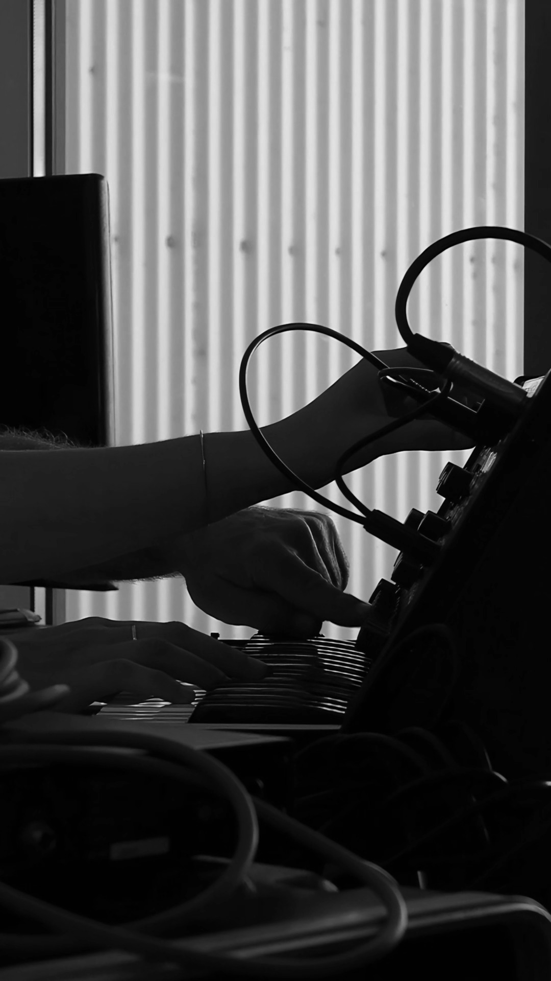 16H - 18H dans le hall de Music'Halle : Des synthés rares, des machines qu'on ne croise pas tous les jours, des sons étranges, des découvertes, des essais... et surtout quelqu'un pour vous raconter tout ça avec passion.
L'atelier de François Méric revient une dernière fois cet après-midi à Music'Halle.
À l'origine du Synthé Day, il ouvre ses machines, partage ses connaissances et invite chacun·e à expérimenter, manipuler et jouer.
Une occasion rare de mettre les mains sur du matériel exceptionnel, gratuitement.
Ce que vous entendez dans cette vidéo a bien été enregistré pendant l'atelier d'hier, même si le son n'est pas toujours synchronisé avec les images.
📍 Espace JOB
🎟️ Gratuit
📷 Claire Secher • à la com' de Music'Halle 🫡