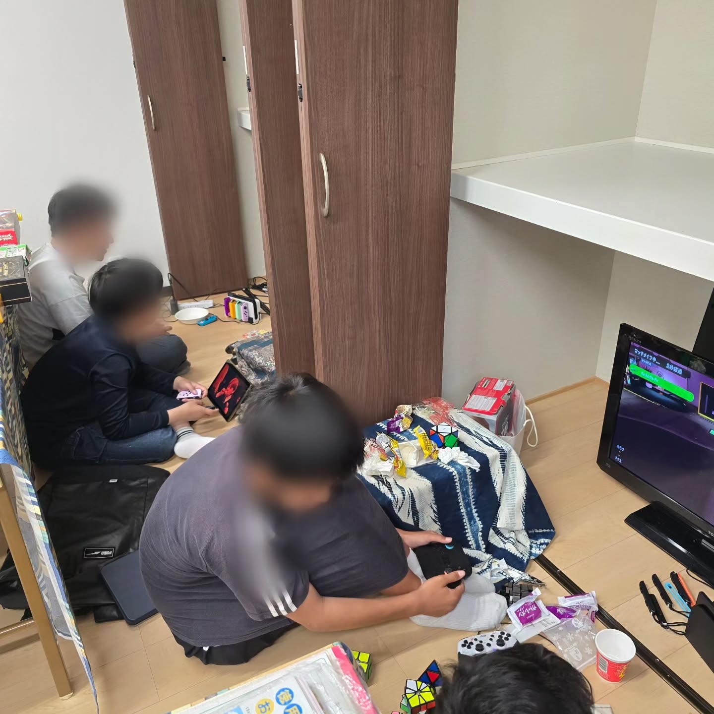 □6月20日土曜日の中高生が無料で過ごせる場~フリースペース(※次回は6月27日土曜日)
今日は予報通り1日雨。
そして来週は期末テスト
という訳で、もしかしたら誰も来ないかと予想していましたが、いつメン中2男子たち3人が来てくれました。
今日は3人だけでしたが、邪魔が入らないので、黙々とという表現も変ですが、黙々とゲームに没頭していました。
一応、テスト勉強はしなくてよいのかと声はかけましたが、「あとでやります」と返答・・・。
「あとでやります」はやらない人の常套句笑
さて、今日はとても静かな1日でしたが、こんな雨の中、奈良県にお住まいの方がフリースペースの見学に来てくださいました。
これまでからいろいろと物品やお菓子のご寄付で支えてくださっている方です。
手土産に
・ブタメン 36個(賞味期限7月6日)
・ガブリチュウ 20個
・おやつカルパス 30本
をいただきました。
それとは別に活動資金のご寄付までいただきました。
帰られてから封筒の中をみてびっくり。
1ヶ月の場所代が賄える額でした。
感謝いたします。
向日市ではなかなか理解を得られない活動ですが、外の方からは「とても素敵な活動ですね」というお言葉をいただき、いろいろなご寄付をいただいています。
とは言いながらも、向日市の方も賛助会員として支えてくださる方もおられます。
いろいろな方からのお気持ちが集まり、この活動を続けられています。
みなさま感謝いたします。
さて、令和4年の7月に始めて、もう丸4年が経とうとしていますが、前回で1回目からの延べ利用者の数が3,000人を超えました。
そこで記念のグッズを作成しました。
缶バッチ(57ミリ)と缶バッチミラー(76ミリ)です。
来週から配布します。缶バッチは欲しい方に差し上げます。
缶バッチミラーはこれまでフリースペースに5回以上来たことのある人に差し上げます。
来た回数はこちらで把握しているのでご安心ください。
ちなみにどちらも先着100名です。
5回以上来たことのある人で欲しい方には缶バッチと缶バッチミラー両方をプレゼントします。
缶バッチミラーは裏面が鏡になっていて、手のひらサイズなので、顔全体が映り、ポケットにも入れやすいサイズになっています。
写真の最後がデザインになります。
フリースペースに来てくれている女子中学生さんがデザインをしてくれました。
しばらく行ってないなという方、この機会にぷらっと来てみてください😉
▽ 次回の中高生が無料で過ごせる場は
6月27日(土)
フリースペース 11:30〜18:00
自習室 15:00~19:00
どなたでもふらっとどうぞ!
□中高生が無料で過ごせる場~フリースペース~は「中高生が、お金がなくても安心して過ごせる場をつくりたい」
そんな思いに共感した大人たちの寄付で成り立っています。
今日もたくさんの中高生が来てくれました。
その笑顔を続けるためには、より多くの方の応援が必要です。
例えば、月1,000円のご寄付で、中高生3人分のお菓子と飲み物を準備できます。
一度だけのご寄付でもとても支えになります。
一緒に子どもたちの土曜の午後の過ごしの場を支えていただけると嬉しいです😊
👉 ご支援はプロフィールリンクから
京都地域創造基金を通じてのご寄付は個人・法人ともに、税控除の対象になります。
#向日市中学生 #向日市高校生 #フリースペース #中高生無料 #こどもの権利 お菓子無料 飲み物無料 なにをしててもいいなにもしなくてもいい