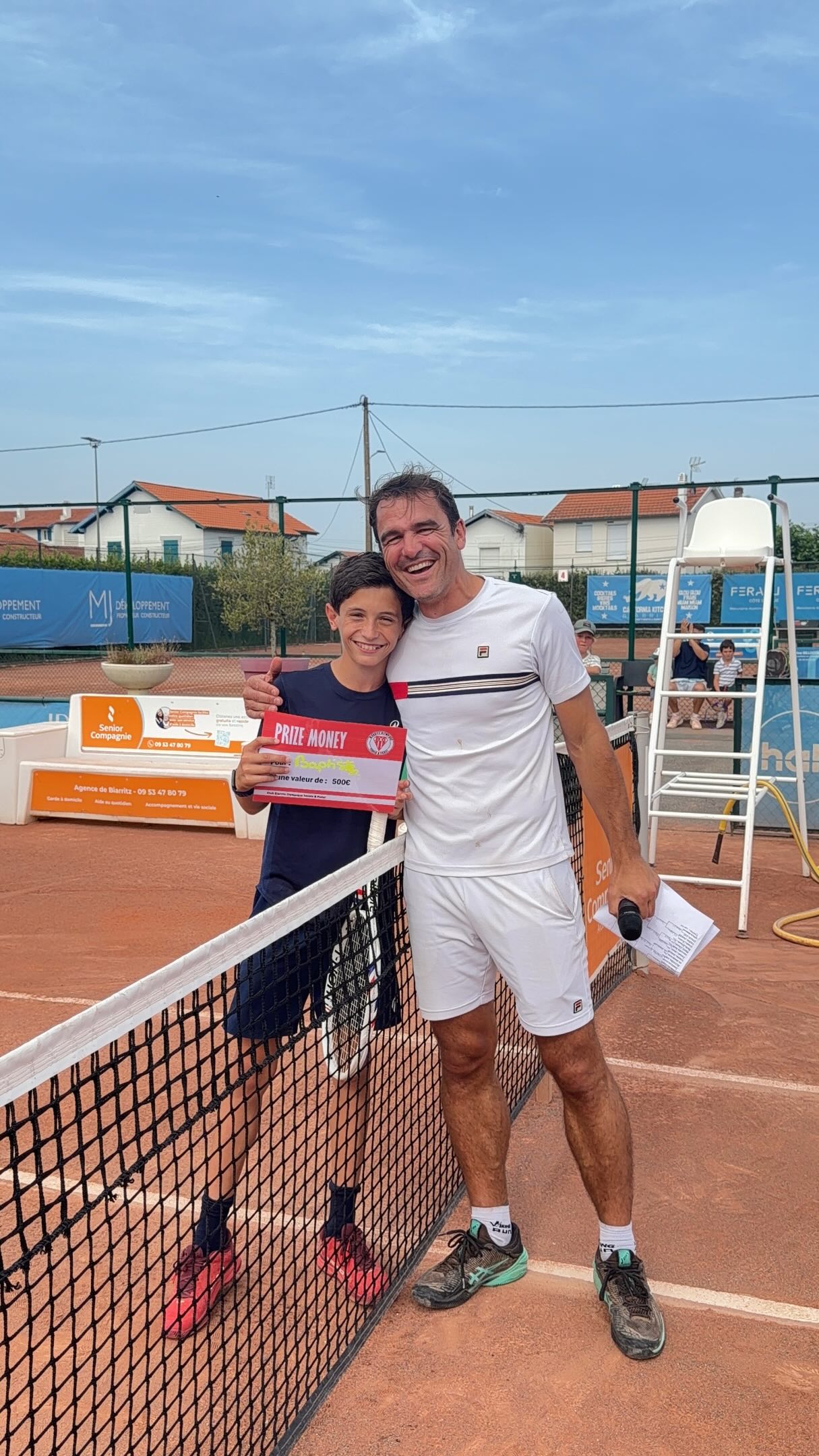 Hier, le club a vécu une magnifique journée de fête placée sous le signe du sport, du partage et de la convivialité !
👏 Félicitations à @elouan__pgs et @julienmslk , vainqueurs de notre P250 interne, qui repartent avec de superbes lots offerts par nos partenaires @smashme.burgers  et @acuitisbayonne .
🏆 Bravo également à Baptiste Cazalé, grand vainqueur du One Point Tournament, qui remporte les 500 € mis en jeu par notre partenaire @ibgestionprivee.
🎉 Tout au long de la journée, petits et grands ont pu profiter des nombreuses animations : jeux pour les enfants, ventriglisse, défis sportifs et moments de partage. Un grand merci à @manis_art_maquillage pour les magnifiques maquillages qui ont fait le bonheur de tous.
🌙 La journée s’est poursuivie dans une excellente ambiance lors de la soirée au club, réunissant joueurs, familles et amis autour d’un moment chaleureux.
🙏 Merci à tous les bénévoles, aux stagiaires, aux partenaires et à toutes les personnes qui ont contribué à la réussite de cette belle fête. Une mention toute particulière à @camillespagne pour son incroyable travail d’organisation qui a permis à cette journée d’être une véritable réussite.
Merci à tous pour votre présence et votre bonne humeur. Rendez-vous l’année prochaine ! ❤️🤍