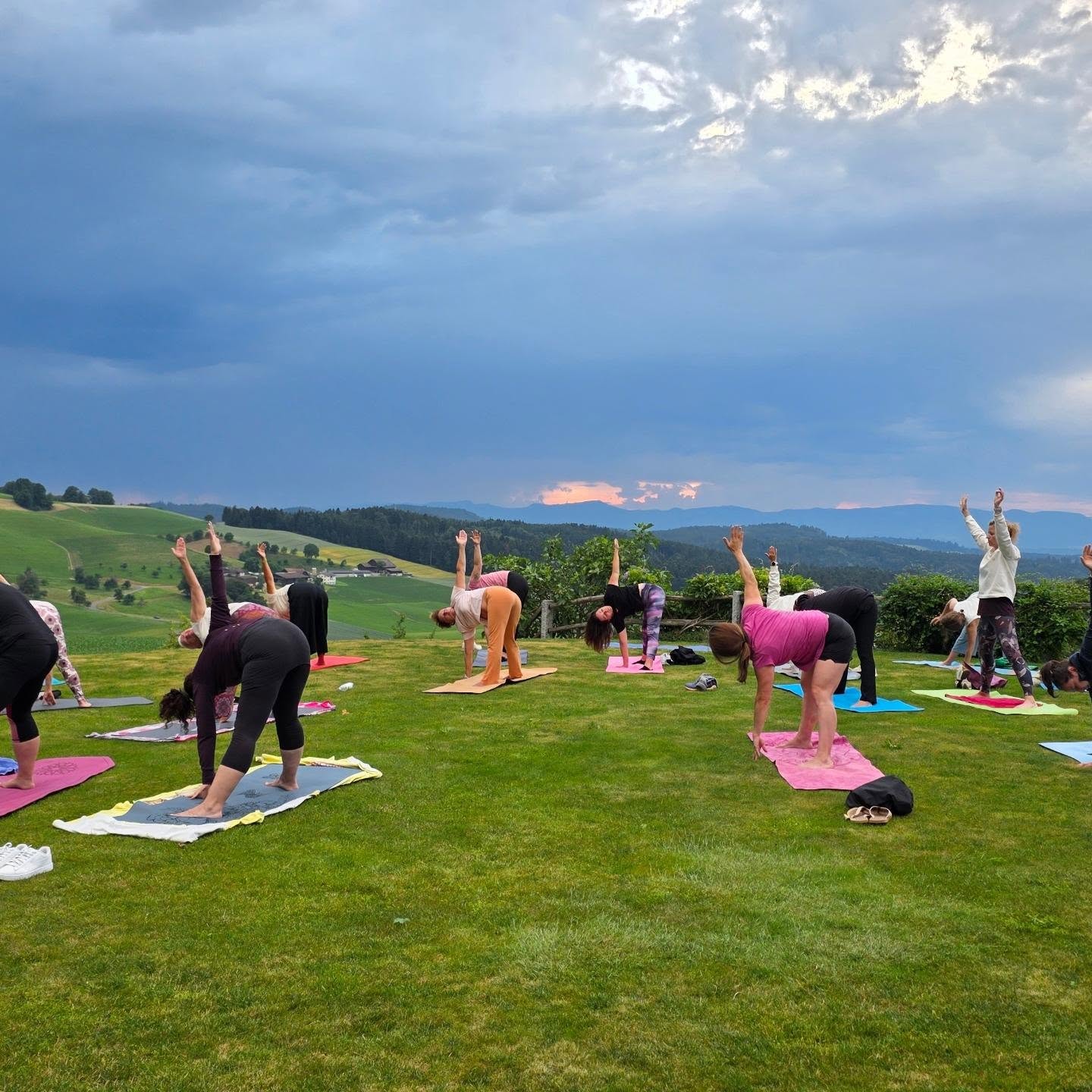 Kein Unwetter, pure Sunset - lieben Dank für die treuen Yoginis. Es ist jedes Mal ein Highlight 🙏🌅🌸
#sunsetyoga @birchermichele