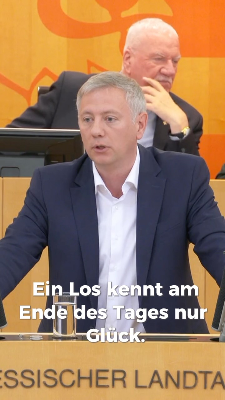 Bildung in Hessen darf nicht vom Zufall abhängen! Deshalb müssen wir weg vom Losverfahren an Schulen. Stattdessen braucht es einen Weg, der die Freiheit der Eltern respektiert und gleichzeitig das Leistungsprinzip nicht aufgibt.
Klar ist aber auch: Die eigentliche Ursache des Problems liegt häufig ganz woanders – bei mangelnden Schulplätzen. Der Streit um Schulplätze entsteht vor allem deshalb, weil vielerorts die Kapazitäten nicht ausreichen. Denn die beste Schulplatzvergabe ist immer noch diejenige, bei der möglichst viele Kinder tatsächlich einen Platz an ihrer Wunschschule erhalten.
