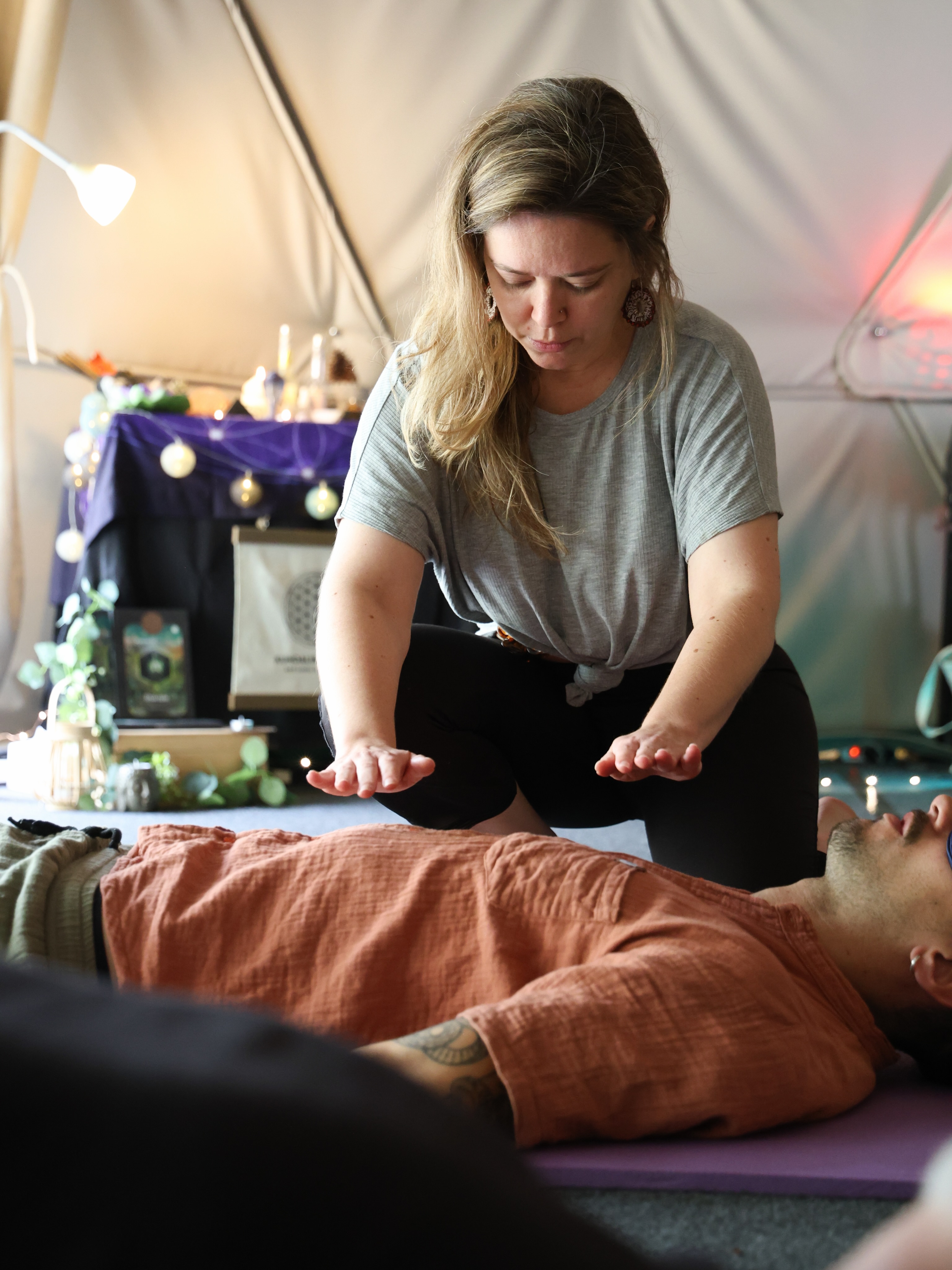 Según la filosofía del yoga, el cosmos se compone de consciencia (Shiva) y energía (Shakti). El ser humano tiene el potencial de despertar la unión de estas dos energías en él, lo que se conoce como Kundalini. Muchas culturas tienen como referencia esta energía como la llave para la elevación de la consciencia.
Estas imágenes recogen algunos momentos de la 12ª Formación de la Escuela @kundaliniserpent , un espacio dedicado a la exploración y al aprendizaje del despertar de este potencial que habita en cada ser humano.