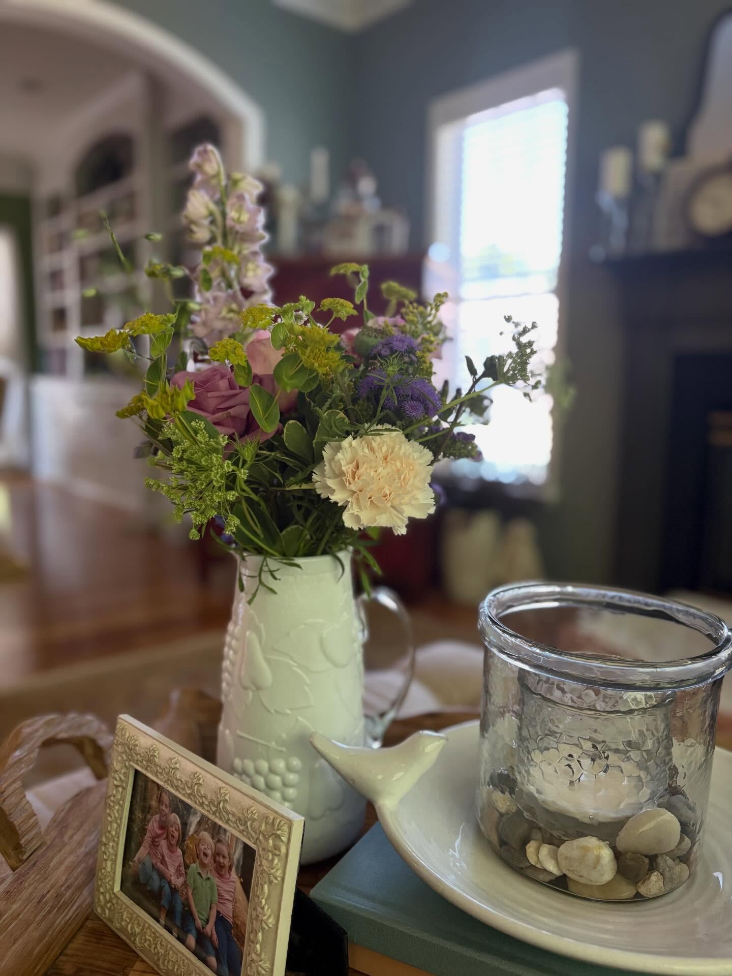 Although flowers can’t take away sadness…they certainly ease it a little. That’s what I think Tiffany @washdayfloral tries to do. She just wants to spread a little joy to people who need it.
Yesterday evening I heard a knock at the door and a smiling face in my ring camera. Tiffany stopped by to bring me flowers…because she knows Father’s Day is tough in The Gromacki house.
We are finding ways to celebrate my late husband….with good food, outdoor activity and I’m making his favorite chocolate chip cookies…which I haven’t made in quite sometime.
Thank you Tiff, for bringing a little joy in a bouquet 💐