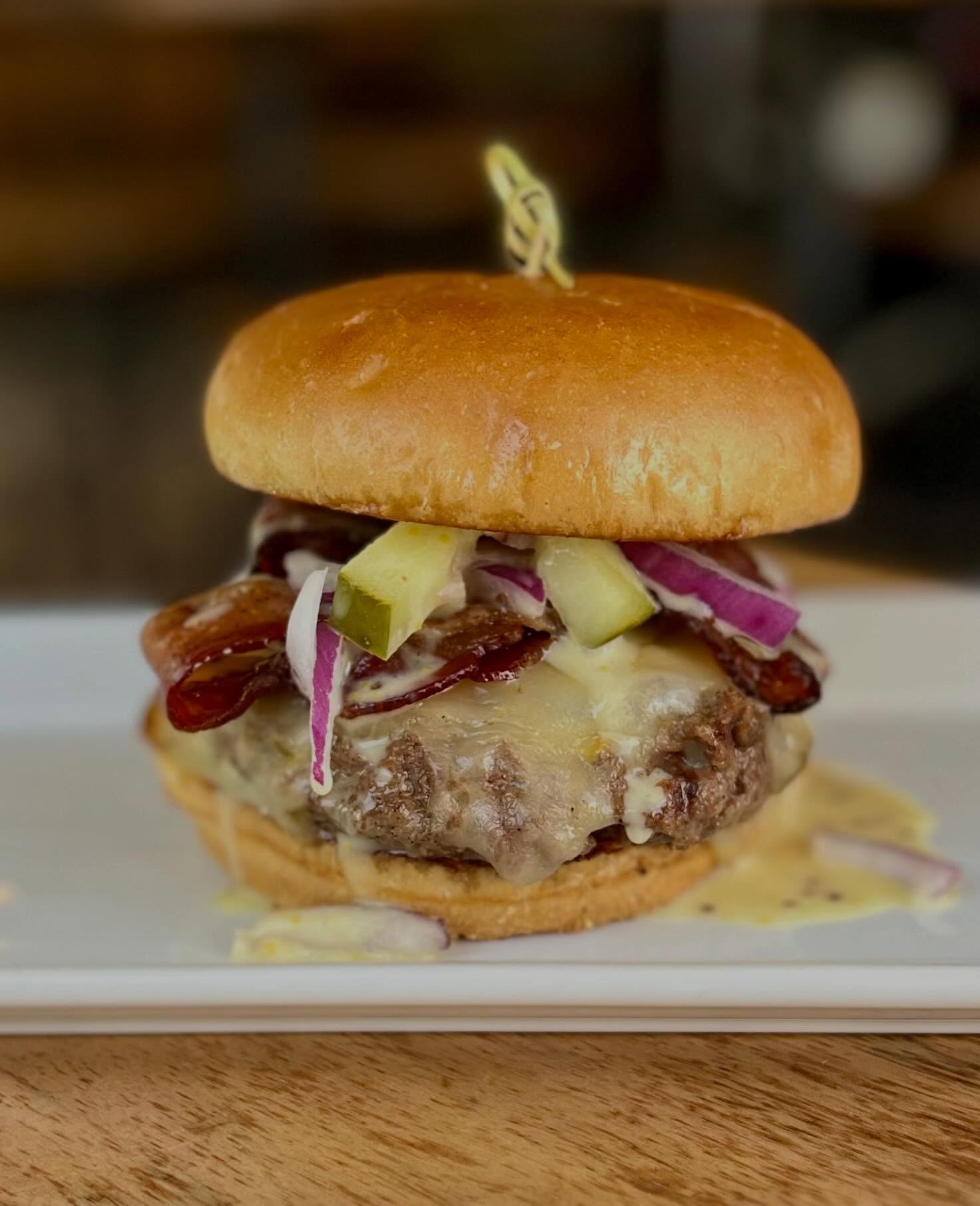 ⚡️ Thursday Specials ⚡️
BURGER NIGHT: $12 Pub Burger w/ French Fries (dine in only)
➕plus➕
🥄 Beef Veggie Soup
🍤 Buffalo Shrimp: (6) fried shrimp tossed in buffalo sauce & served w/ a side of bleu cheese dressing $12
🍔 Maple Dijon Burger: 8oz C.A.B. w/ pepperjack, bacon, red onion, pickles and maple dijon sauce $16
#burgernight #buffaloshrimp #dellaroses #mapledijon