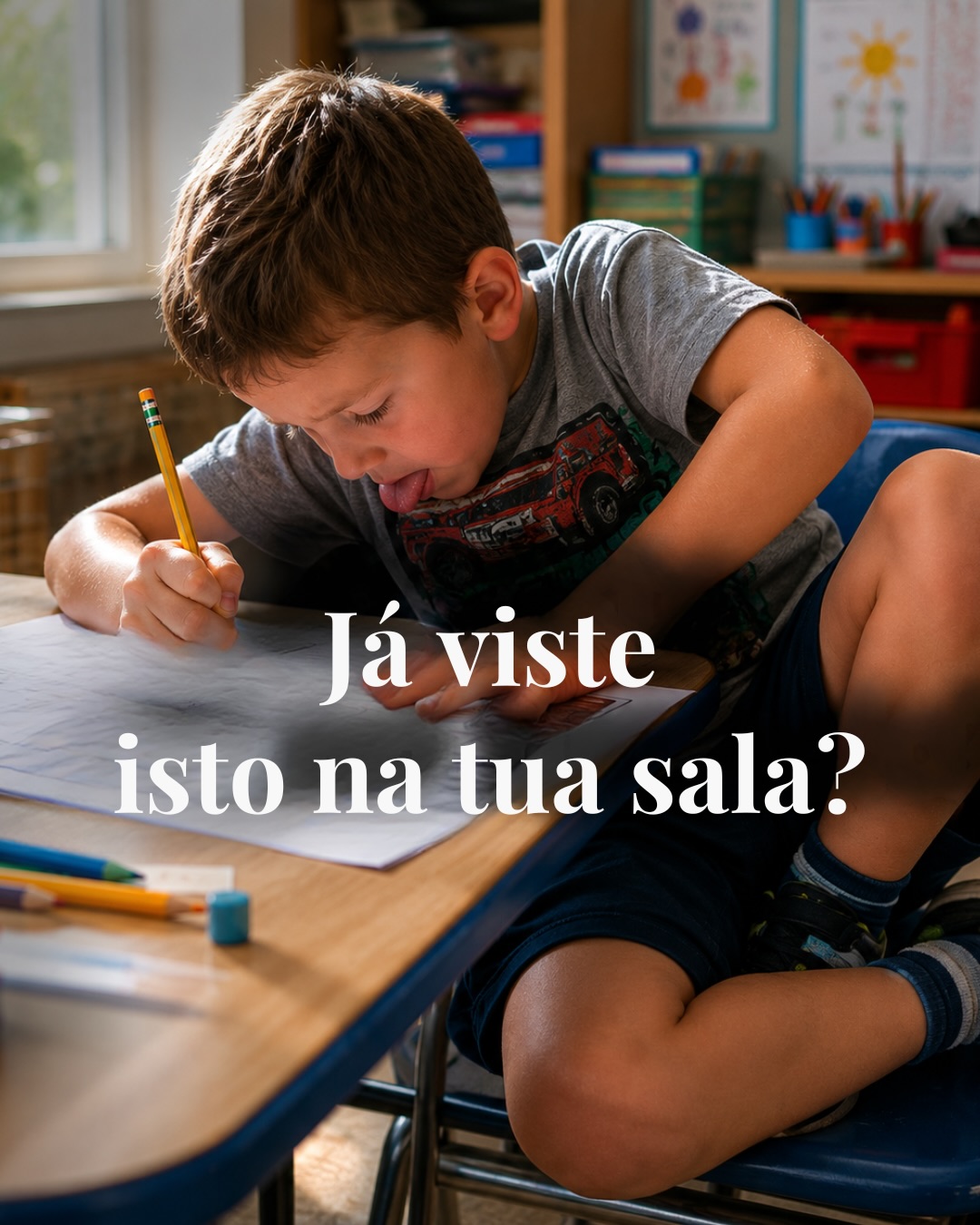 Já perdemos a conta às vezes que ouvimos isto:
“É muito trapalhona.”
“Não tem brio nenhum.”
“Não consegue estar quieta.”
E quase sempre, quando olhamos mais de perto, a criança não tem um “problema”. Tem um corpo que ainda está a completar o seu desenvolvimento.
A imaturidade neuromotora é real, é comum, e passa completamente despercebida nas salas de aula.
E o que acontece normalmente?
O adulto vê o sintoma: o pintar fora das linhas, a letra “feia”, o corpo torto, o lápis apertado, reage ao que vê.
Pede mais atenção, mais treino, mais esforço.
Às vezes preocupa-se, às vezes frustra-se. Demasiadas vezes a criança começa a acreditar que ela é/tem um problema.
Mas ninguém olhou para o corpo e para o traço para ver que estava a acontecer.
Vemos o sintoma sem perceber a causa.
Esta semana, no workshop Mais que um Desenho, vamos falar sobre isto, sobre o que o desenho nos dizem sobre o mundo interior da criança, e sobre como o olhar do adulto pode mudar tudo.
📅 26 de junho · online
Ainda há lugar para ti!
🔗 Link na bio
Reconheces algum destes sinais na tua sala?
Conta-nos nos comentários. 💛👇