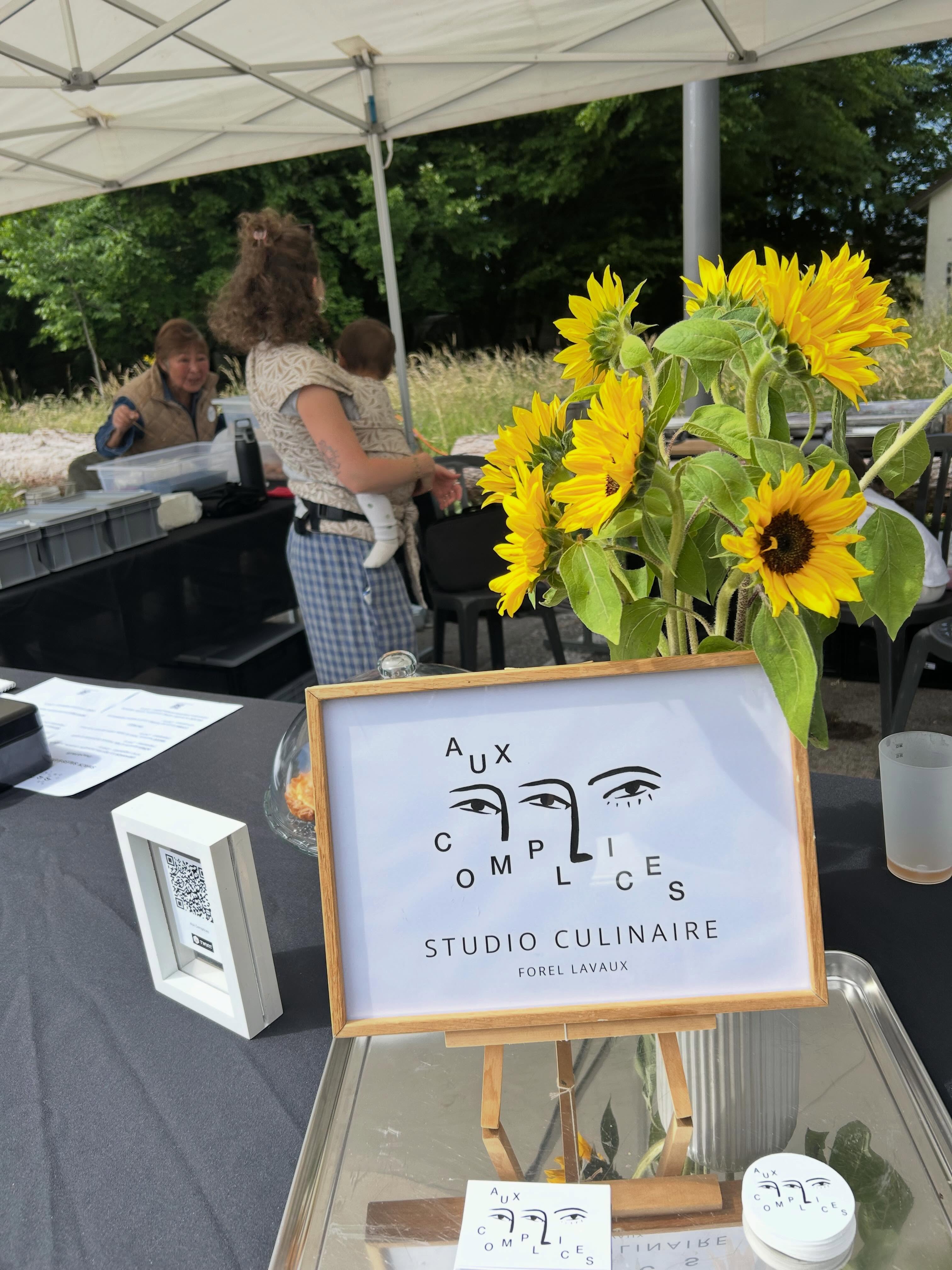 Belle journée passée en famille à l’occasion du Festi’Jorat @parcdujorat 🍃🌻
Au menu de notre stand végétarien :
SNACKS SALES
• EMPANADA aux légumes (aubergine, courgette, pomme de terre) (végétarien)
• BÖREK épinards et feta, mélasse de grenade et nigelle (végétarien)
• MEZZE houmous, focaccia zaatar, dolma sarrasin fruits secs (végétalien)
ENTREES
• CORBA soupe aux lentilles corail et épices, citron et herbes fraîches (végétalien et sans gluten)
• SALADE de lentilles vertes, concombre, tomate, pignons grillés, sauce au balsamique (végétalien et sans gluten)
PLATS
• TOFU à la façon osso buco, sugo céleri carotte, riz venere, gremolata (persil, zest de citron) (végétalien et sans gluten)
• SEITAN et courgette teriyaki, échalotes frites, riz jasmin (végétalien)
DESSERTS
• MOELLEUX chocolat noisette (végétarien)
• CAKE citron pavot (végétarien)
Les enfants étaient ravis de servir les plats et faire la caisse ! Merci à toutes et tous d’être passé nous voir ! 🫶