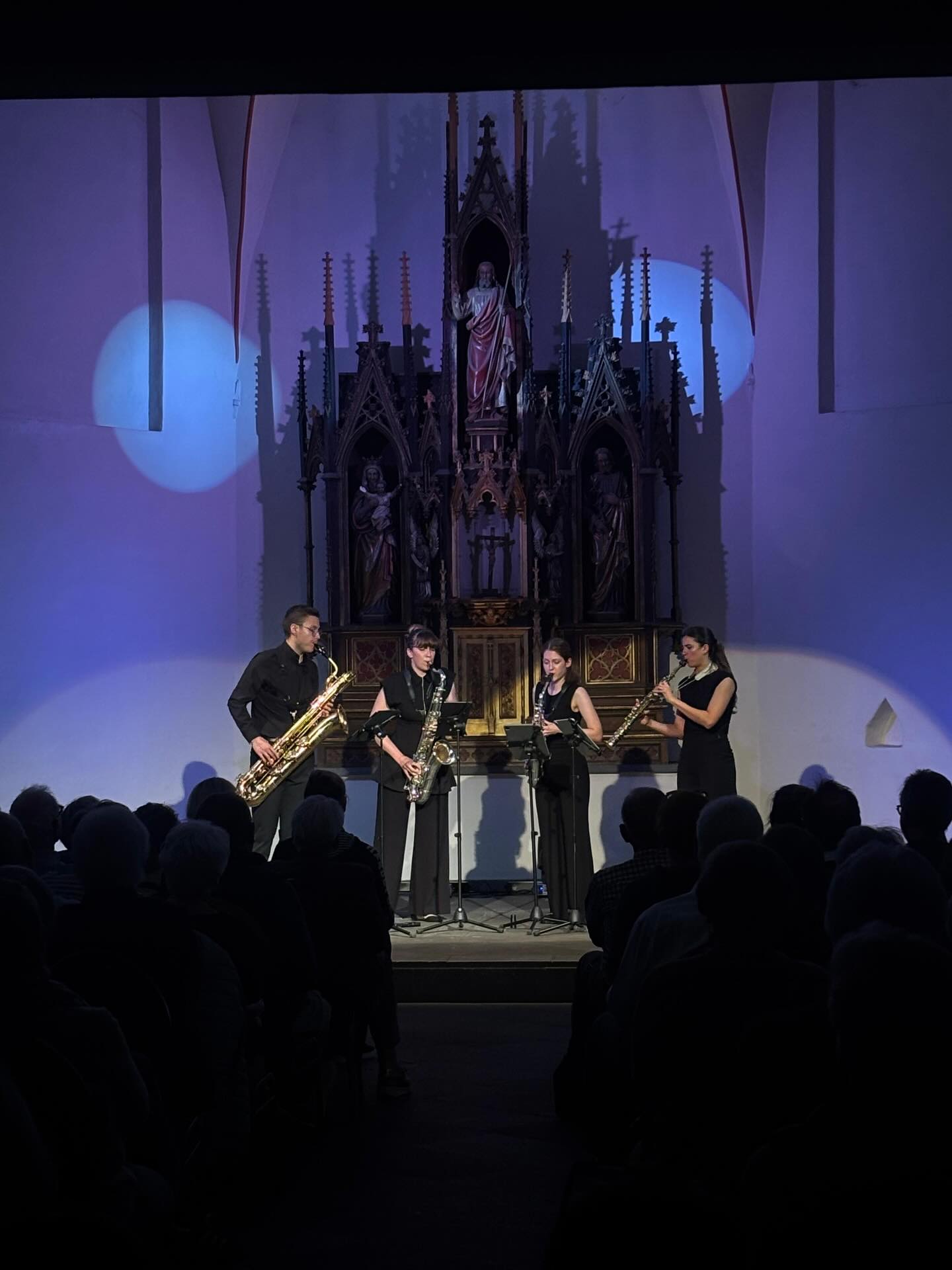 🎶From our concert in May at the beautiful Alt St. Ulrich Church in Frechen, Germany.
#saxophone #saxophonequartet #classicalmusicians #nrw #germany