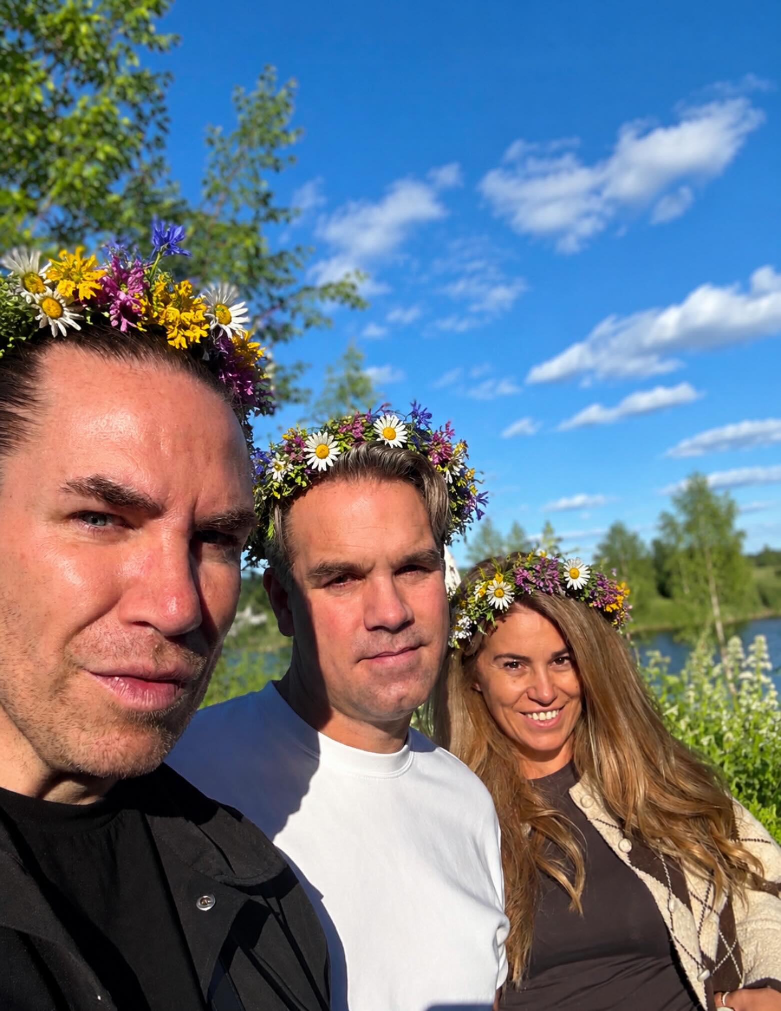 Glad Midsommar önskar vi alla fina kunder och följare 🇸🇪 ❤️ Vi håller stängt och öppnar igen på måndag kl. 10.00. Stora soliga kramar från oss 😍☀️ #salongengelbrektsgatan12 #lillatorg #midsommar2026#frisör