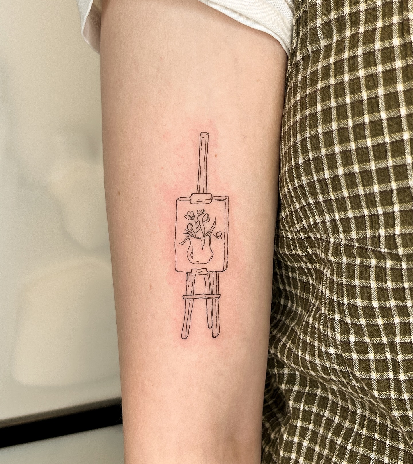 easel from my flash! and a perfect placement for it too, thank you so much :-)
I’ll be on holiday 29.7. - 19.8, bookings are now open for july - august.
.
.
#finelinetattoo #finelinetattooing #smalltattoo #smalltattooideas #whimsical