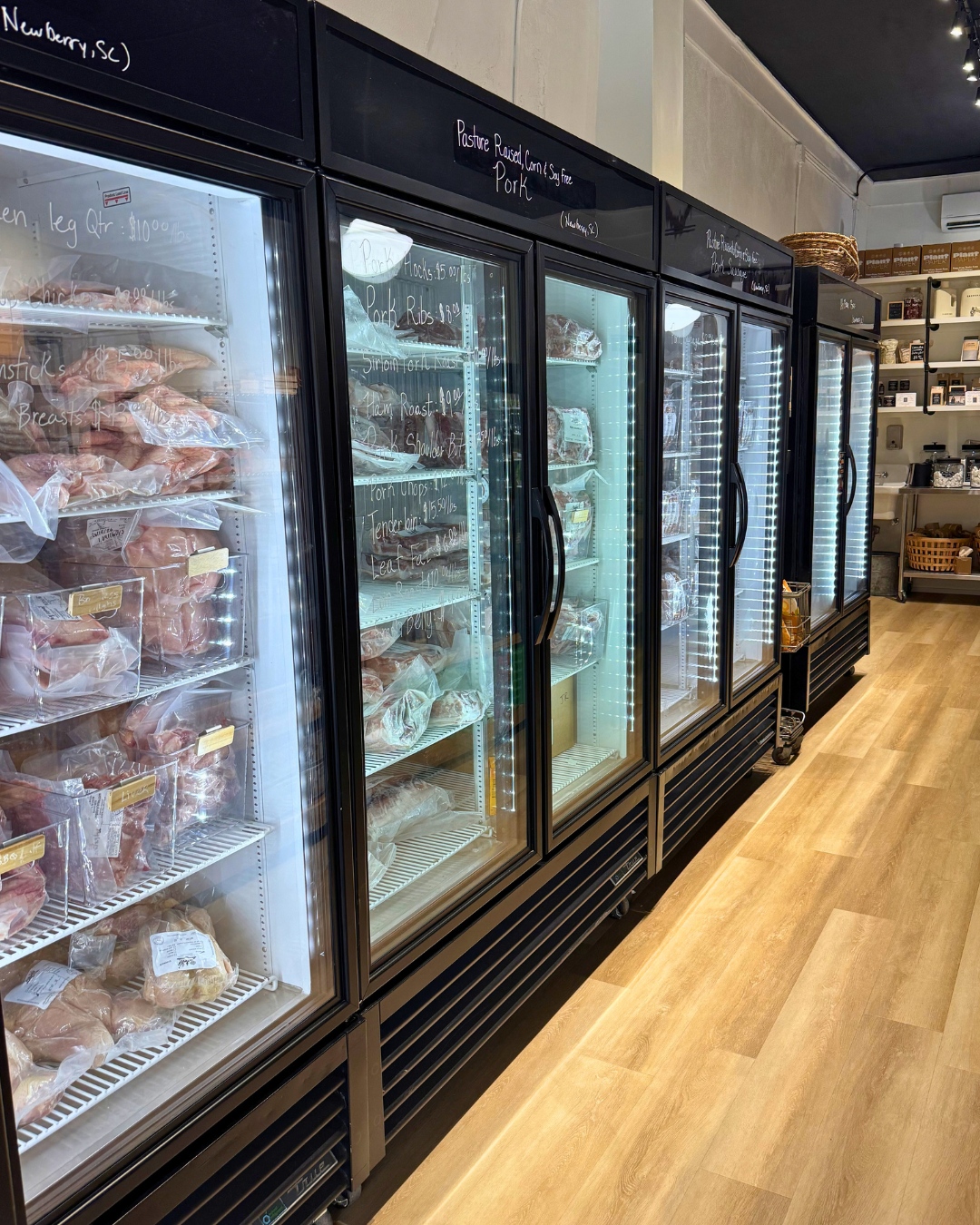 You can now shop a wide selection of our beef products in person at Farms on Main in downtown Newberry! They're more than just a farm store; they're a hub for local foods, holistic products, and supporting small businesses that care about where their products come from.
Currently stocked with:
🥩 Ribeyes, Filets, Denver, Sirloin, Chuck Roast, Picanha, Beef Cubes, Patties & Fajita Strips
🍲 Beef Broth & Tallow
🐄 Beef Liver & Knuckles
If you're in or around Newberry, stop by Tuesday–Saturday from 10 AM–6 PM and check them out!