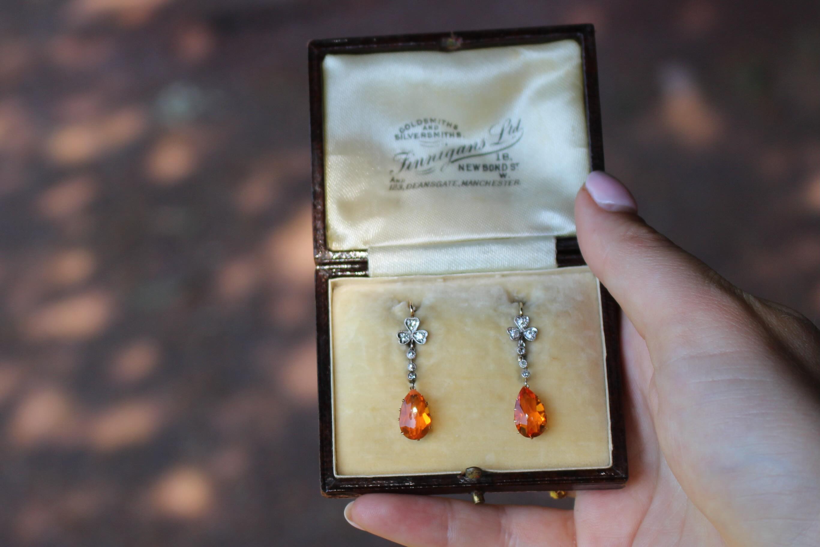 Celebrating the magic of the summer solstice with these fabulous Edwardian fire opal and diamond earrings which have just arrived. 🧡
Beautifully crafted in platinum and gold, these elegant earrings have perfectly matched pear shaped fire opals suspended from diamond trefoil tops
They are fully articulated and have their original hook fittings for pierced ears
They will be listed on our website later this week. 🔗in our bio
#fireopal #antiqueearrings #antiquejewelryaddiction #newarrivals #summersolstice