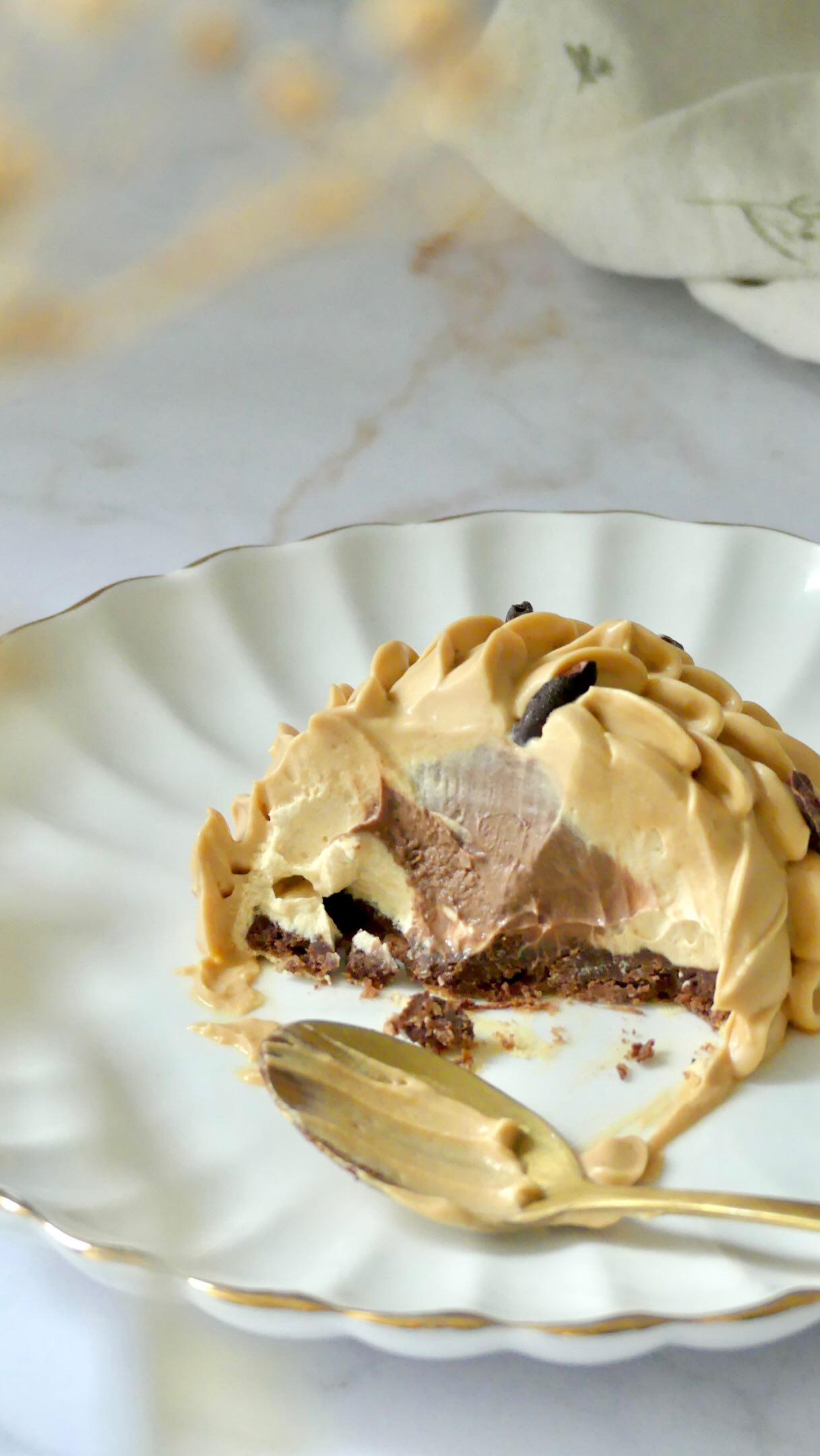 Une pâtisserie créée pour la fête des pères ☀️
Des notes réconfortantes de caramel, associées à la richesse du grué de cacao, pour partager un moment de douceur et de gourmandise.
La recette est disponible sur mon site Nectar Pâtisserie (lien en bio) ✨
Parce que certains souvenirs se construisent autour d’une table, d’un dessert et d’un sourire.
Bonne fête à tous les papas. ✨
Avec les superbes fonds photo de @fondphoto.pastryandtravel
~
#pâtisserie #pastry #fetedespères #gourmandise #chocolat