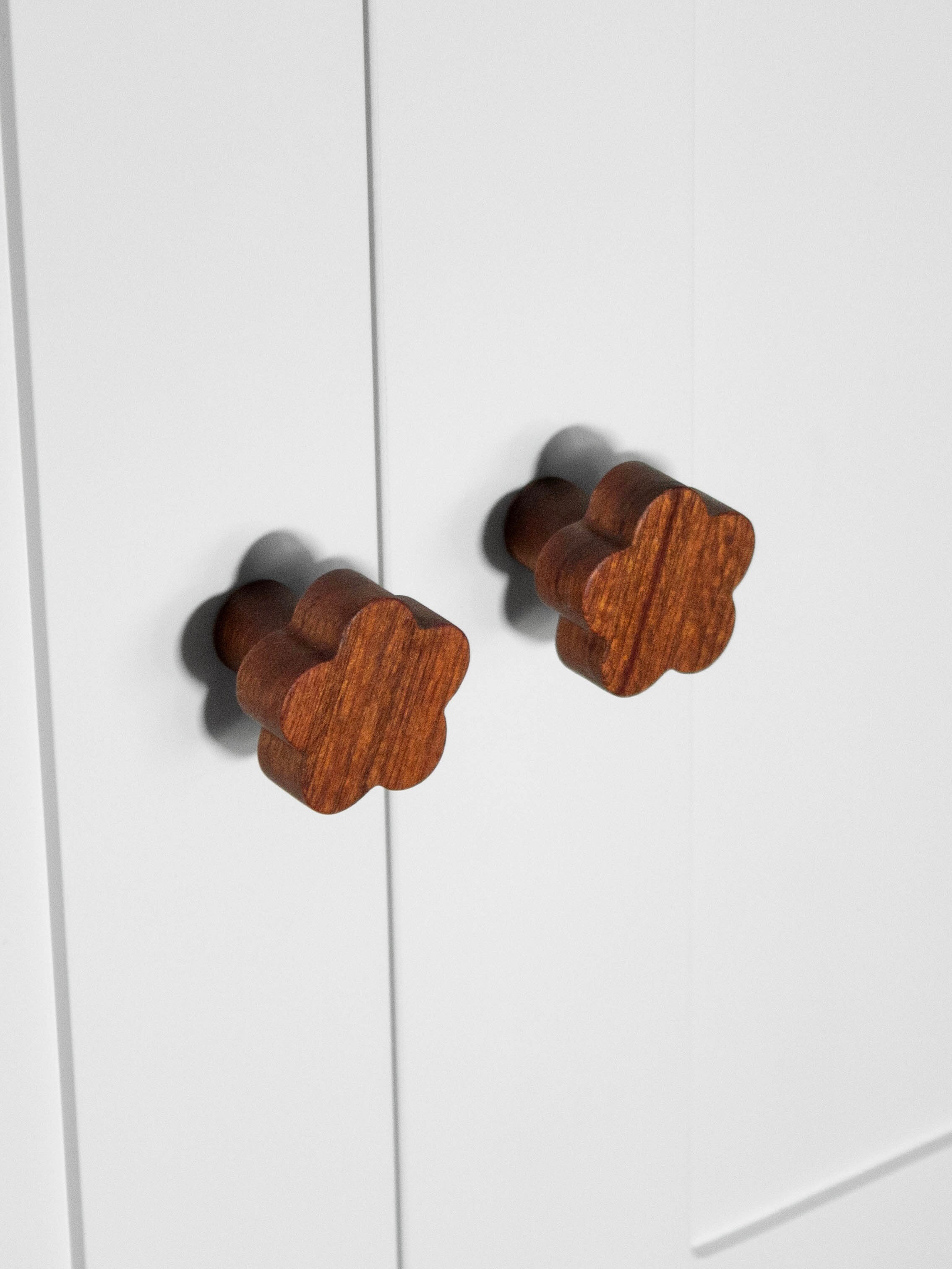 We have a very limited run of these Buttercup Knobs available on the website now - we spent way too many hours sanding these so you won’t be getting any more once they’re gone!
On Monday we’ll also have a version with backplates available so you can use them as wall hooks 🌸
