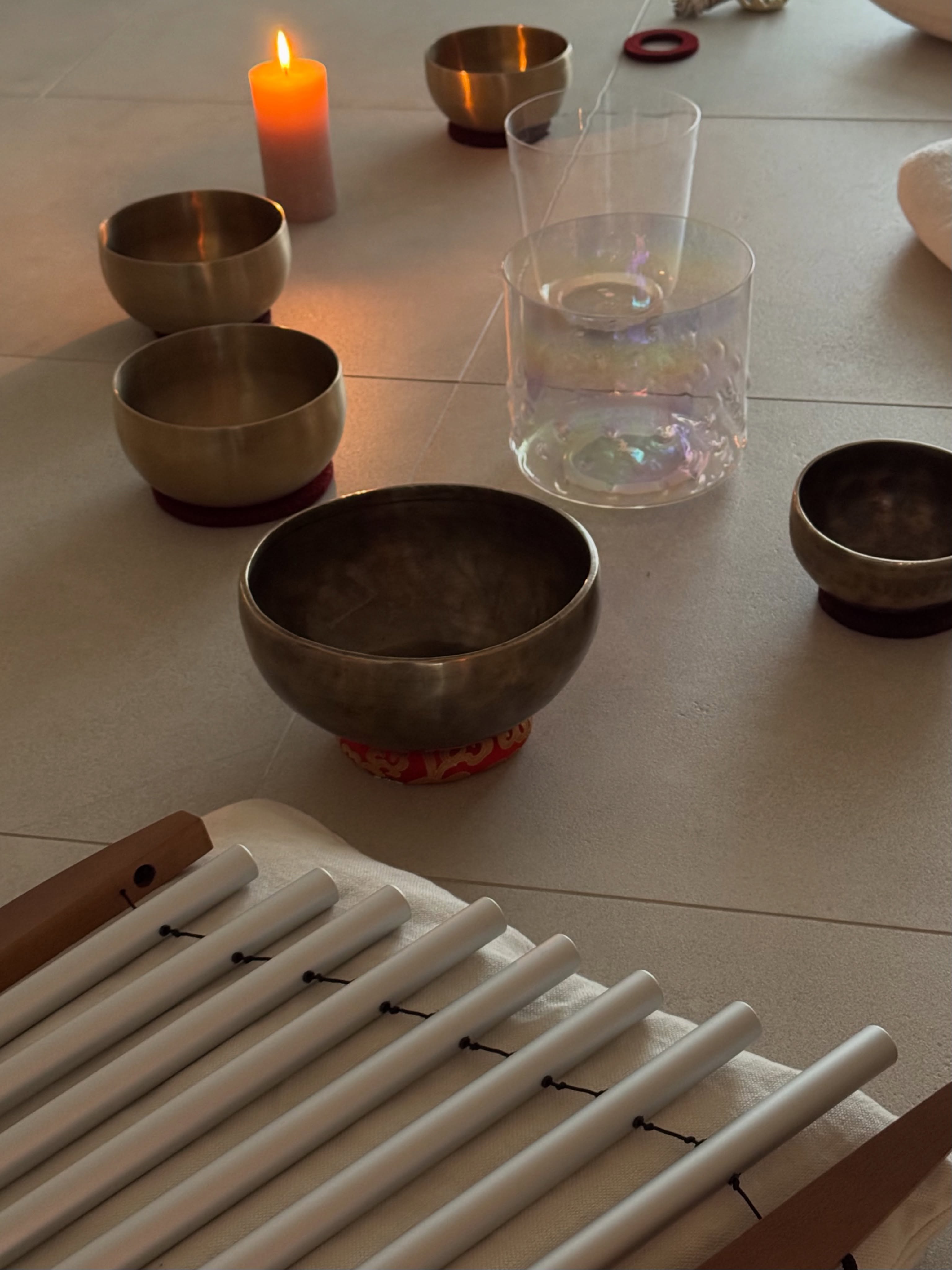 ≋ sound bath and yin yoga with Nina & Anke 2.0 ✨
after a successful first edition, Nina and Anke are joining forces again on tuesday June 30th, to guide you through a summer themed sound & yin yoga experience at the yoga penthouse 🌞.
a little about Nina…
Nina has built a holistic understanding of the body through certifications in yoga, pilates and reformer, mixing intuition with structure and understanding of body mechanics. yoga and sound slowly took her beyond movement. less about doing, more about being and observing. those practices have particularly changed her way to perceive and live her own life, her way to react and interact, inside out.
expect a rejuvenating evening featuring the beautiful sounds of singing bowls and healing yin yoga stretches. afterwards there will be time for a cup of tea.
30/6 at 19.30pm, doors open 19.15.
register through link in bio > book online
we can’t wait to welcome you again!
🤍
the yoga penthouse