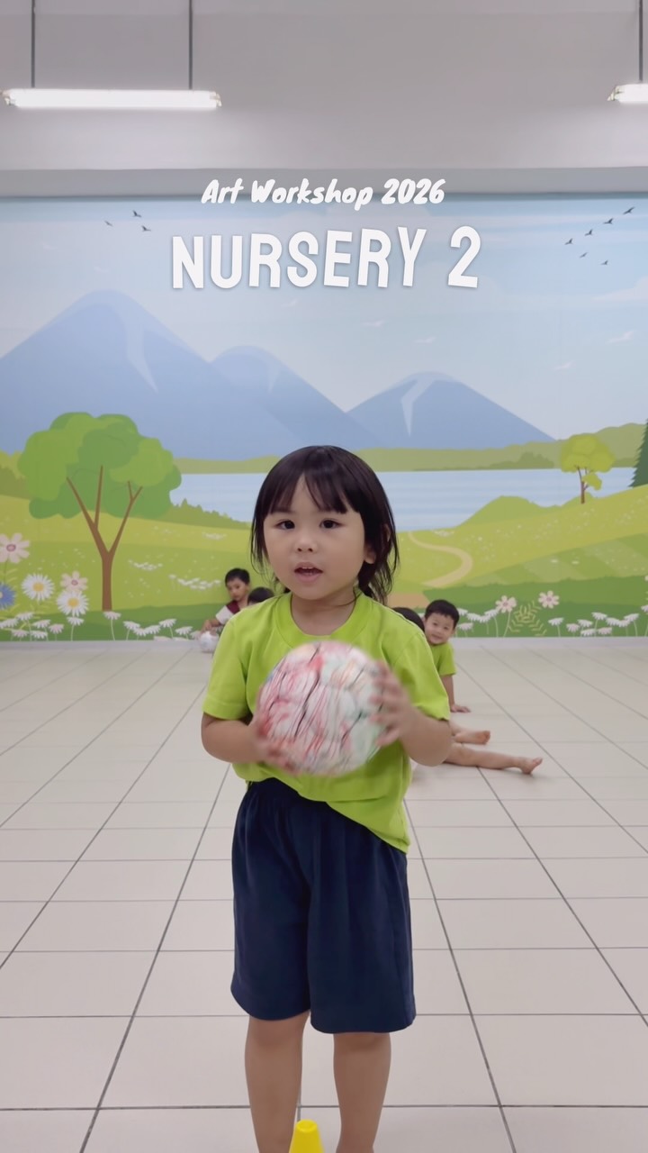 𝗔𝗿𝘁 𝗪𝗼𝗿𝗸𝘀𝗵𝗼𝗽 𝟮𝟬𝟮𝟲: 𝗔 𝗕𝗮𝗹𝗹 𝗼𝗳 𝗧𝗵𝗲𝗶𝗿 𝗢𝘄𝗻 ⚽🎨 — Nursery 2 Edition
Our Nursery 2 children were so excited to show off their colourful soccer balls — each one created with their own little touch of imagination.
As they kick, roll and chase their creations, their artwork becomes part of playtime too!
Look at our balls… ready, set, kick! ⚽✨
#ApplelandPlayhouse #ArtWorkshop #BallPlay #sgmummy #sgpreschool