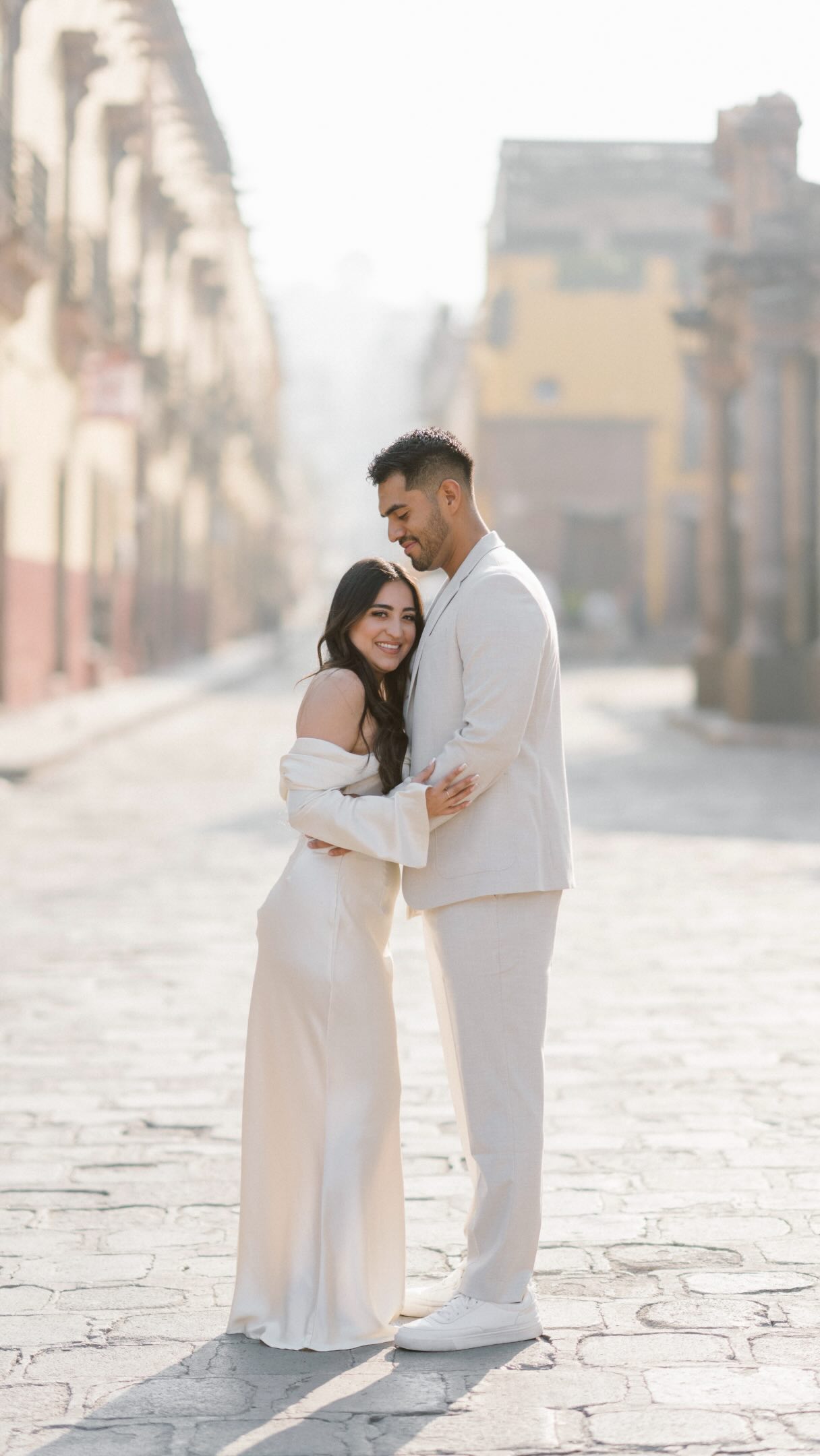 Hay años de experiencia, preparación, decisiones tomadas en segundos y la responsabilidad de documentar uno de los días más importantes en la vida de una pareja.
Por eso he decidido compartir más contenido detrás de cámaras de mi trabajo como fotógrafo de bodas en San Miguel de Allende y Querétaro.
Muchas veces vemos la fotografía final, pero rara vez vemos todo lo que sucede para llegar a ella: caminar buscando la luz correcta, adaptarse a cualquier escenario, resolver imprevistos y encontrar momentos auténticos en medio de un día que pasa demasiado rápido.
También quiero que este espacio sirva para compartir experiencias, errores, aprendizajes y algunas de las cosas que he descubierto después de años fotografiando bodas.
Y si eres fotógrafo, bienvenido. Ojalá encuentres algo que te aporte valor en tu propio camino.
Based in San Miguel de Allende & Querétaro | Available for Destination Weddings Worldwide. 📸
#sanmigueldeallende #photographer #fotografodebodas