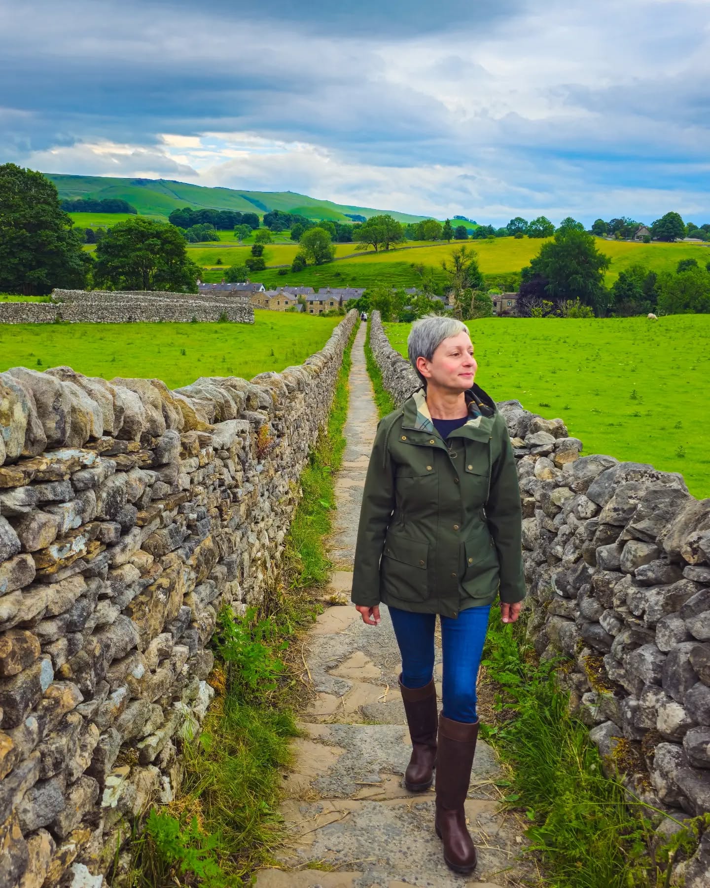 Vi piace "Tutte le Creature Grandi e Piccole"? Come ho detto altre volte, insieme a Downton Abbey, è sicuramente la mia serie TV preferita.
Ecco perchè, in questa nuova vacanza nelle Yorkshire Dales, sono tornata a visitare alcuni dei luoghi simbolici del meraviglioso mondo creato da James Herriot, e in particolare Grassington, Muker e Thirsk.
Grassington è il villaggio immaginario di Darrowby nella serie prodotta da Channel 5, giunta alla sesta serie, Muker è stato utlizzato come Darrowby nella serie della BBC degli anni Ottanta e Thirsk è la cittadina in cui il vero James Herriot ha vissuto e esercitato la professione di veterinario di campagna.
In realtà, tutto il Parco Nazionale delle Yorkshire Dales e il vicino Parco Nazionale degli Yorkshire Moors sono parte integrante di quel mondo, al punto da essere conosciuti come "Herriot County", cioè la contea di Herriot. Questo non solo perchè i luoghi utilizzati nella serie televisiva sono decine, ma soprattutto perchè il meraviglioso paesaggio delle Dales e dei Moors è esso stesso uno dei personaggi della storia, se non addirittura il suo protagonista principale.
I libri di Herriot (anzi di Alf Wight, il vero nome del veterinario più famoso al mondo) sono prima di tutto un inno alla bellezza struggente dello Yorkshire del Nord, al suo inconfondibile stile di vita e al forte senso di identità dei suoi abitanti: un popolo fiero, a tratti anche aspro, ma sicuramente schietto, orgoglioso e genuino.
La sua casa a Thirsk, oggi un bellisimo museo, è una finestra spalancata su quel mondo, un luogo dove si può conoscere l'uomo che sta dietro allo scrittore e comprendere le ragioni del successo dei suoi libri in tutto il mondo.
Quello che traspare immergendosi nella vita di Herriot a Thirsk è la profonda autenticità dei suoi racconti: storie semplici, ma che rispecchiano il suo modo appassionato di vivere la professione di veterinario, i suoi valori e l'amore incondizionato per la terra che l'ha accolto all'inizio della sua carriera.
A voi cosa piace di più di "Tutte le Creature Grandi e Piccole"?
#passionecampagnainglese #yorkshire #tuttelecreaturegrandiepiccole #yorkshiredales #yorkshiremoors