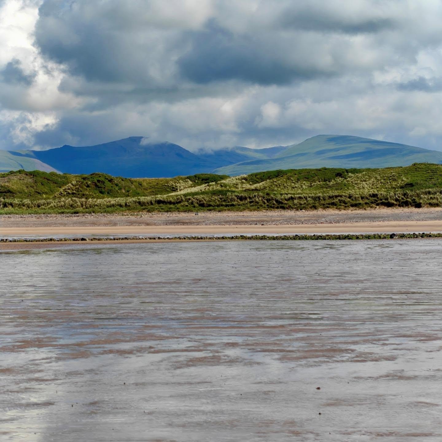 The improved weather created an ideal day for a beach visit, and we thoroughly enjoyed a leisurely stroll along the shore.
#westcumbria #beachwalks👣